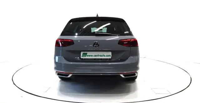 Volkswagen Passat view 4