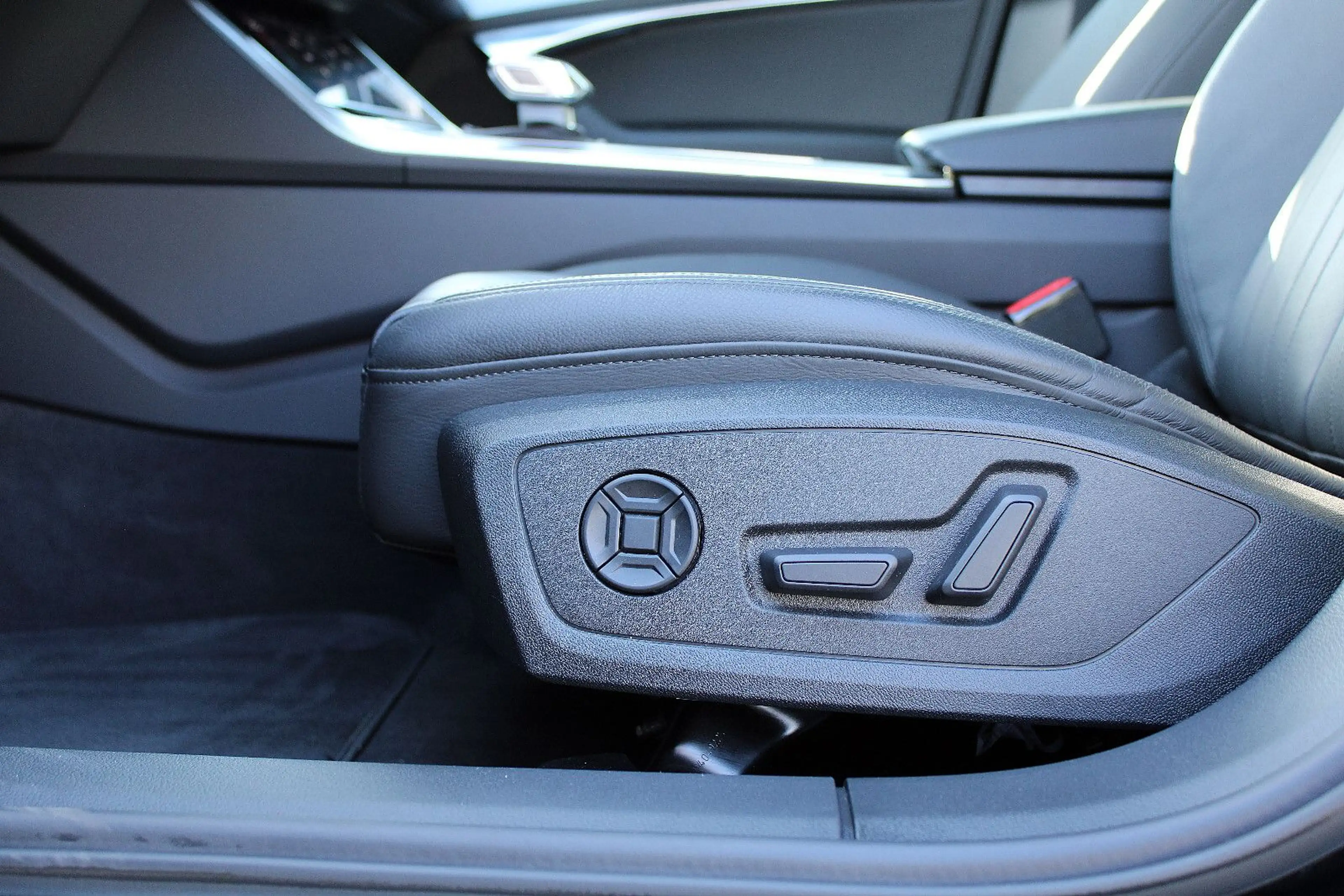 Audi A6 Avant 45TFSI qu. ACC PANO LEDER KAMERA MEMORY — photo 11