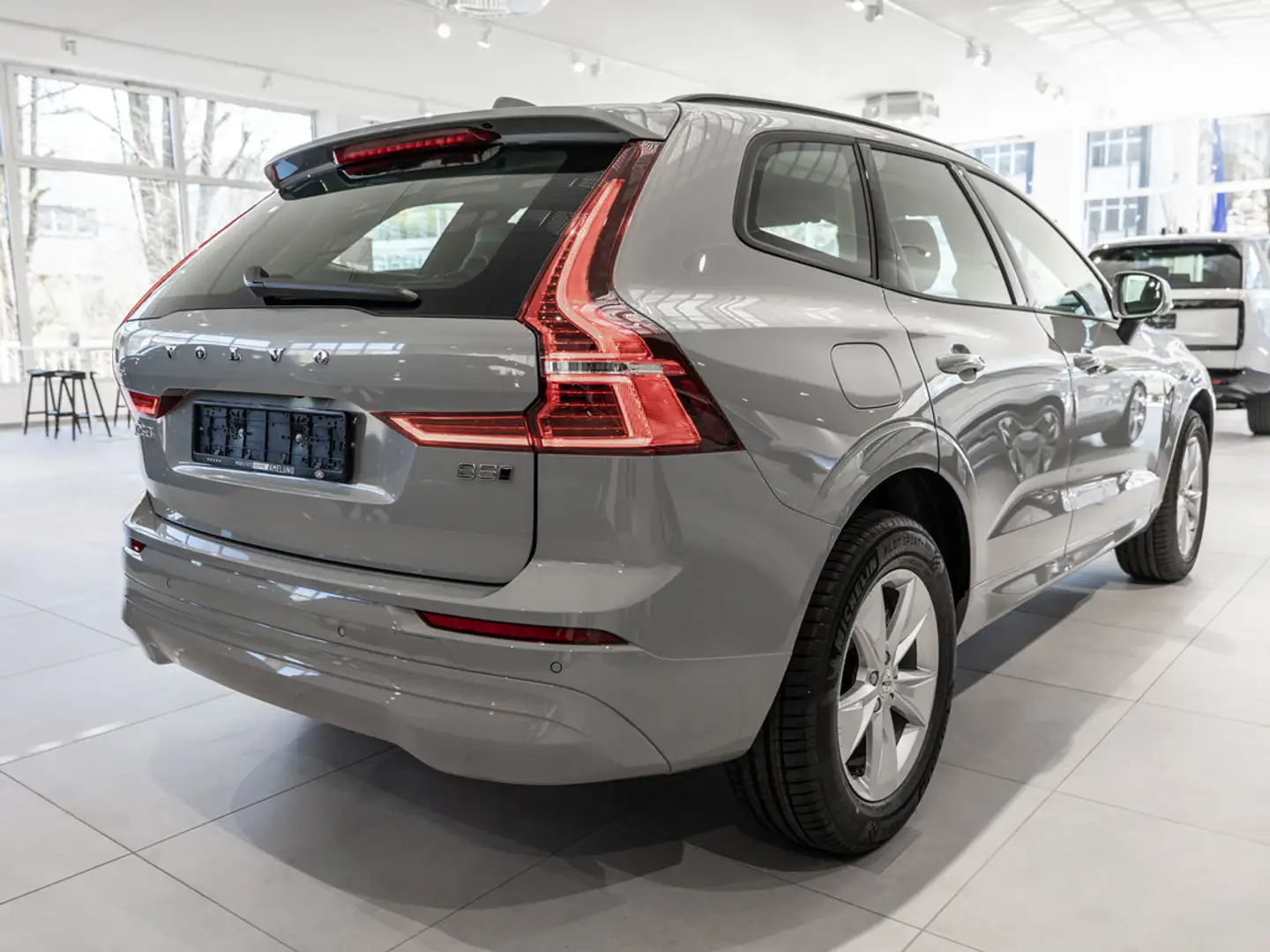 Volvo XC60 B5 AWD Essential W-LAN AHK LED FACEL. Grau - 2