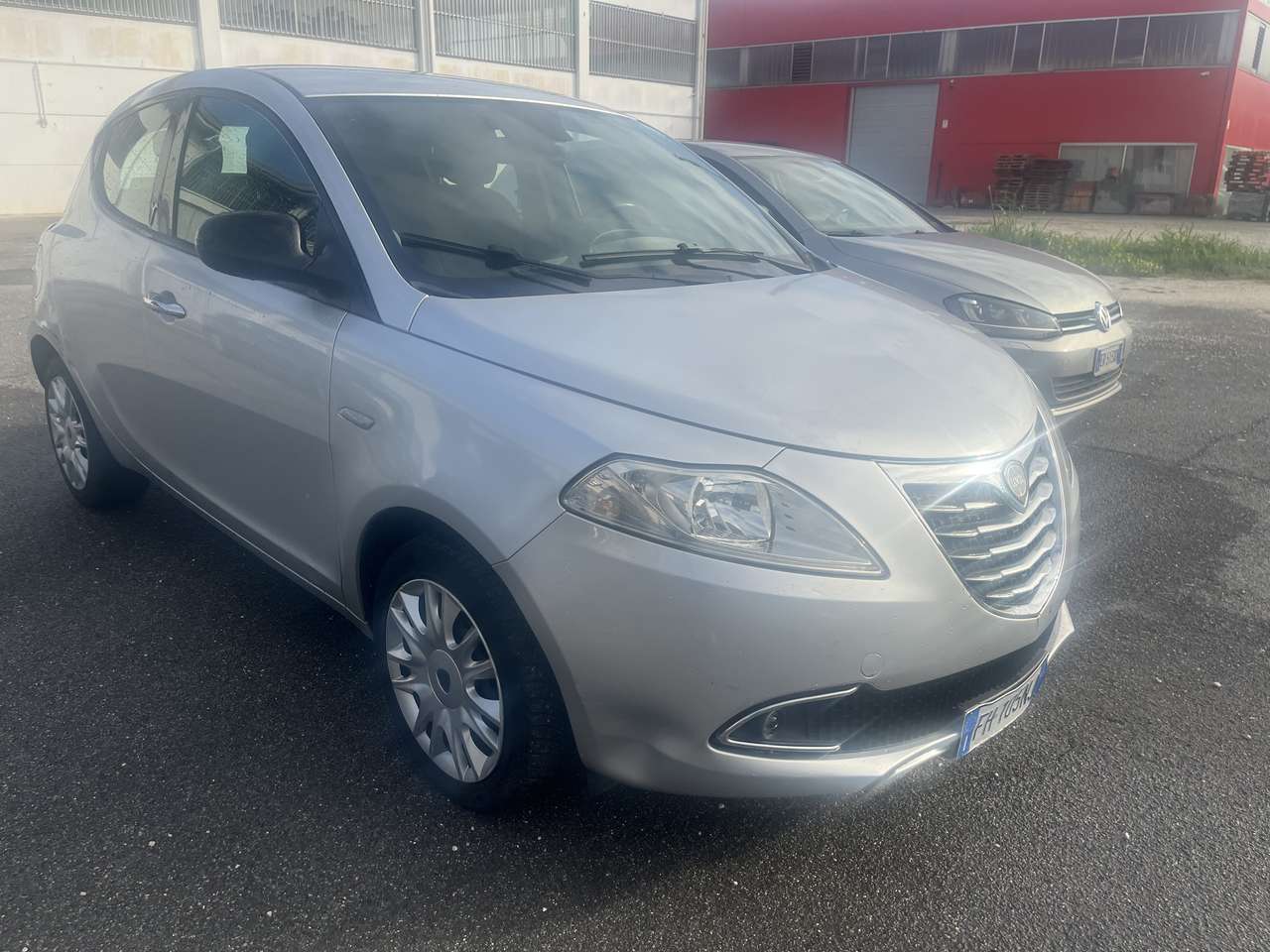 Lancia Ypsilon 1.2 8v Silver ecochic Gpl 69cv E6