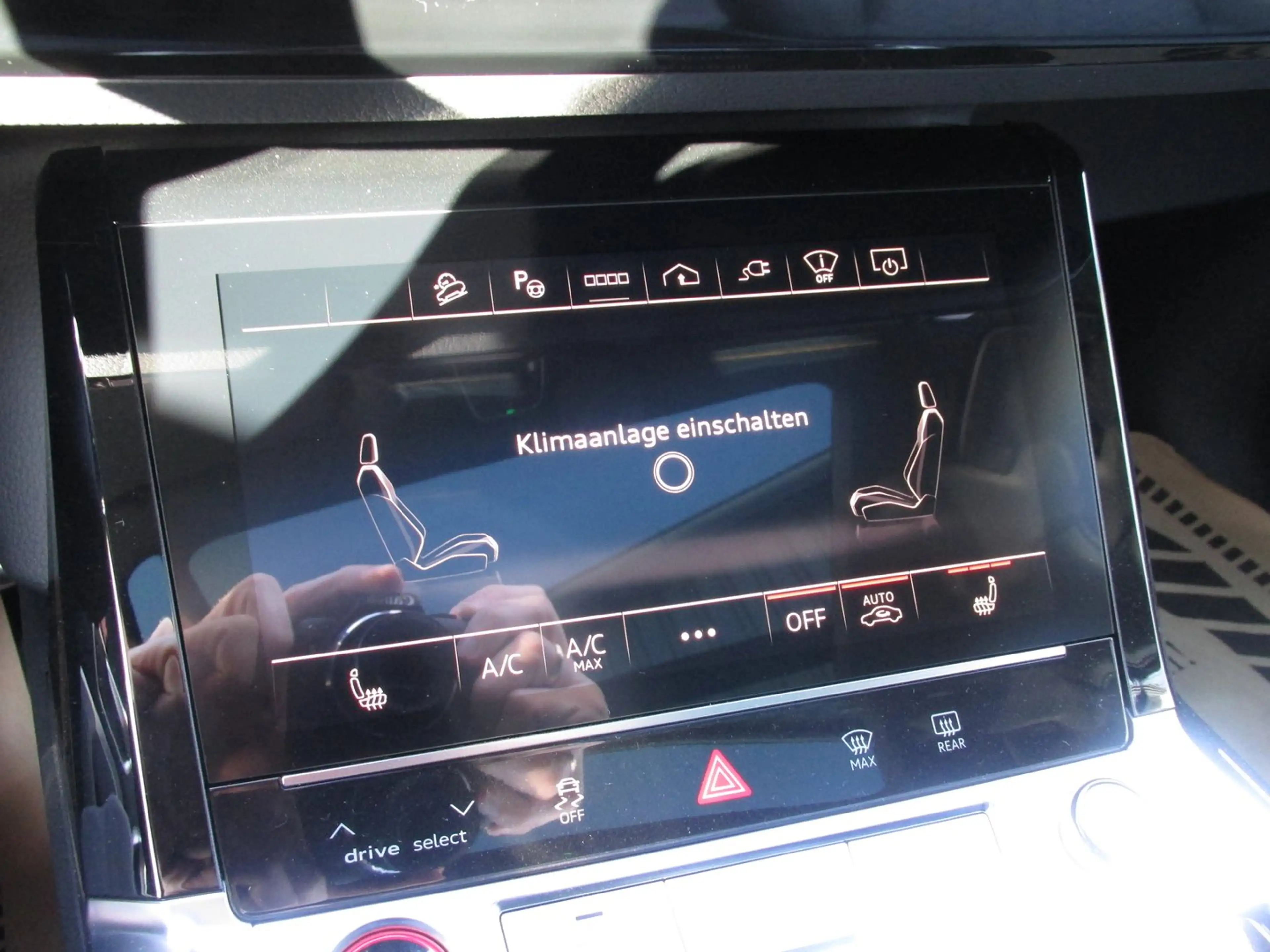 Audi SQ8 e-tron quattro — photo 12