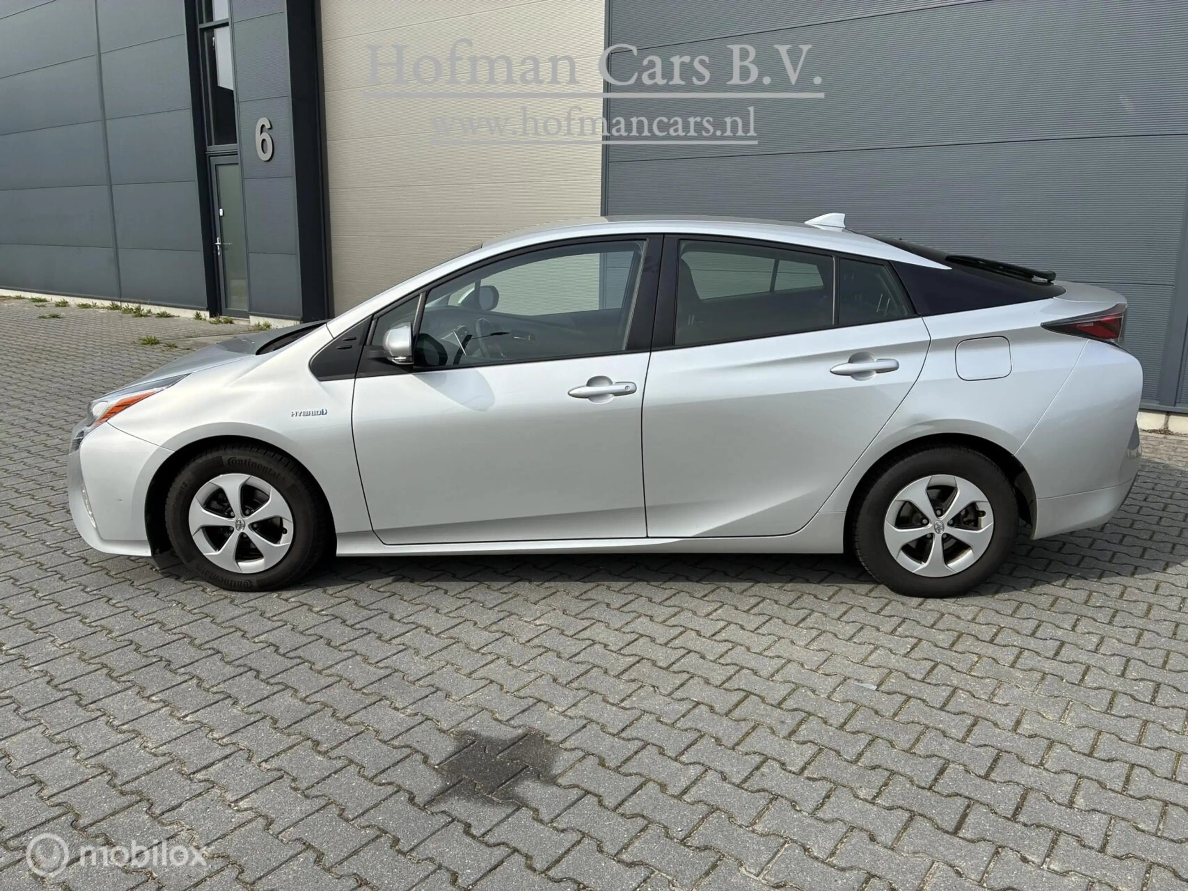 Toyota Prius 1.8 Dynamic | Hybrid | HUD | Navigatie | Lane Keep — photo 2