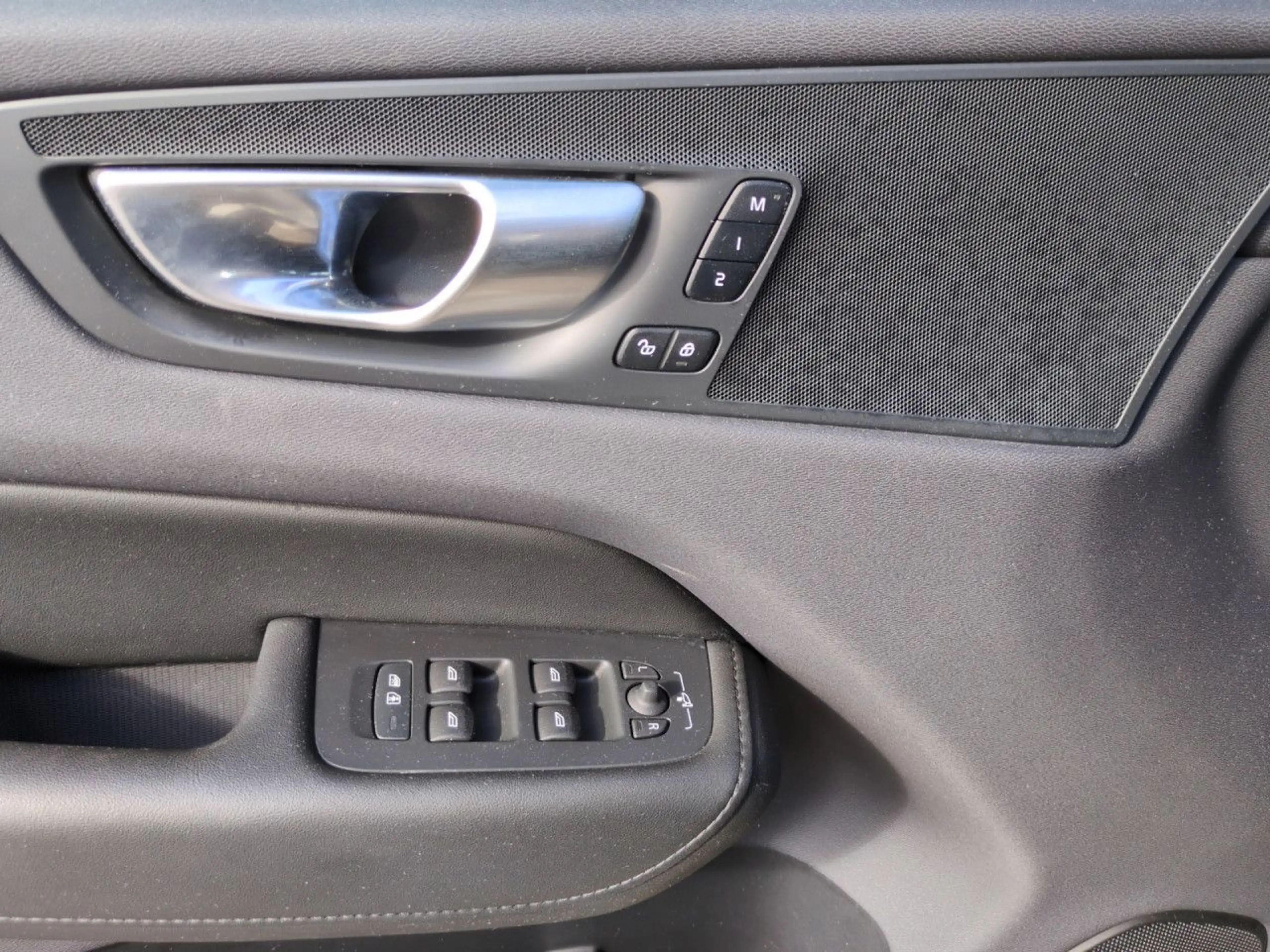 Volvo XC60 B4 (Benzin) Plus Dark 2WD - AHK/ACC/RFK Navi — photo 12
