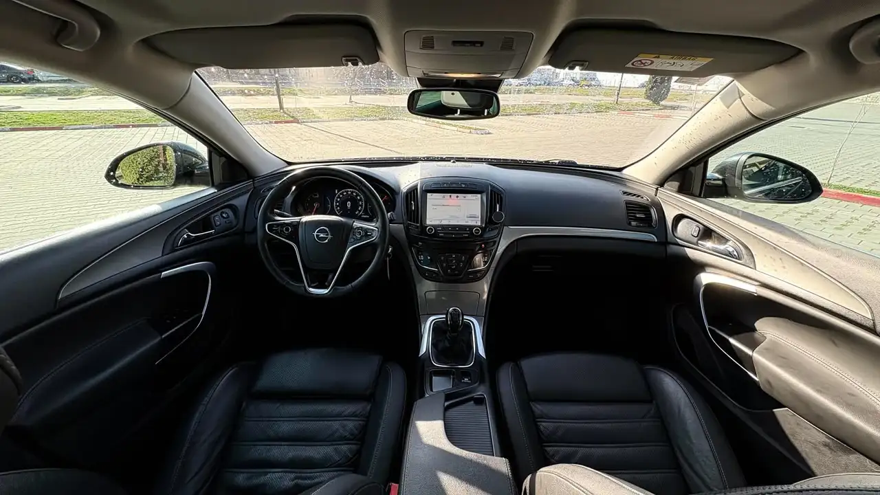Opel Insignia — photo 1 of 5