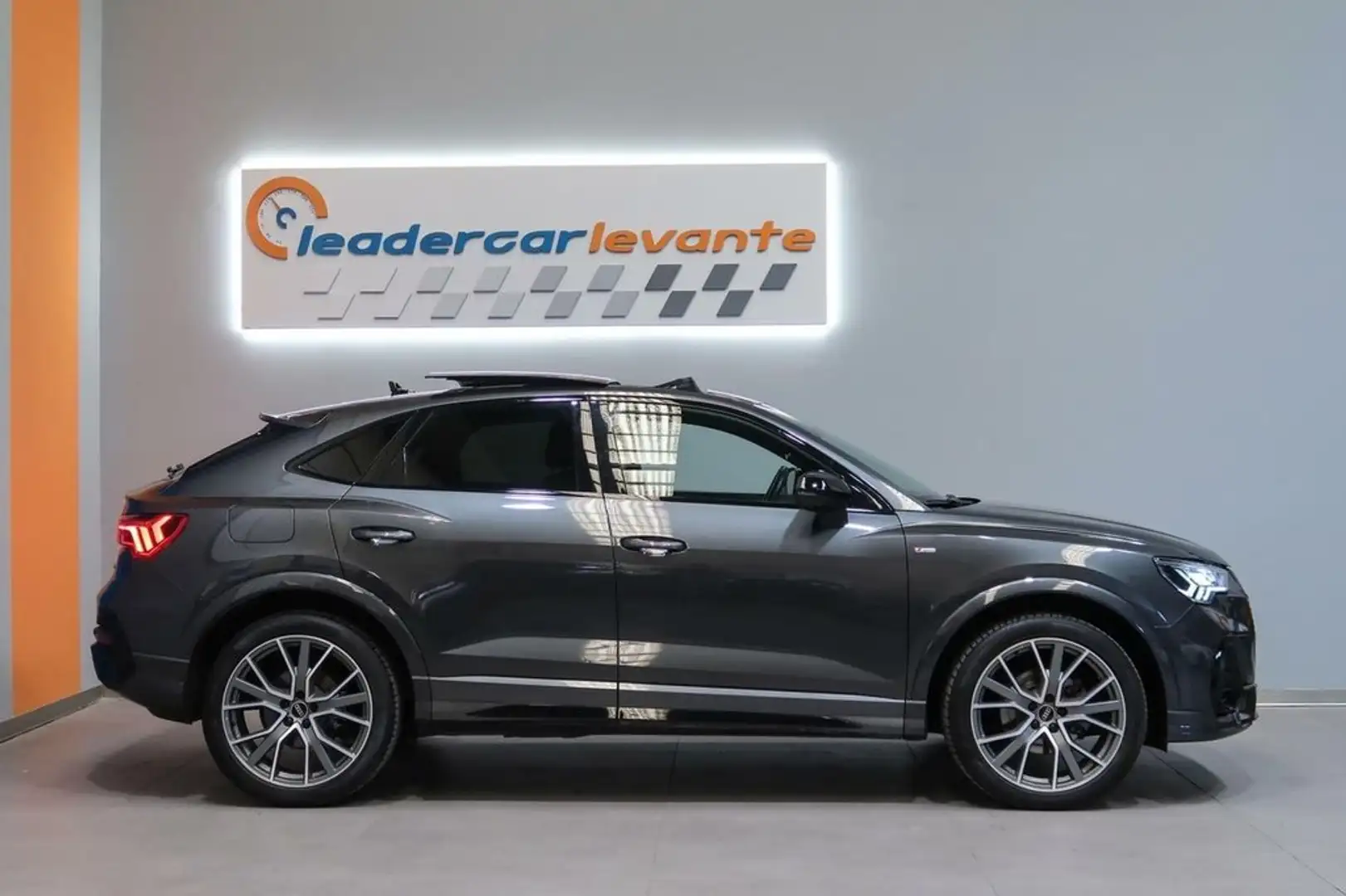 Audi Q3 2.0 TDI SLINE QUATTRO 150CV Grijs - 2