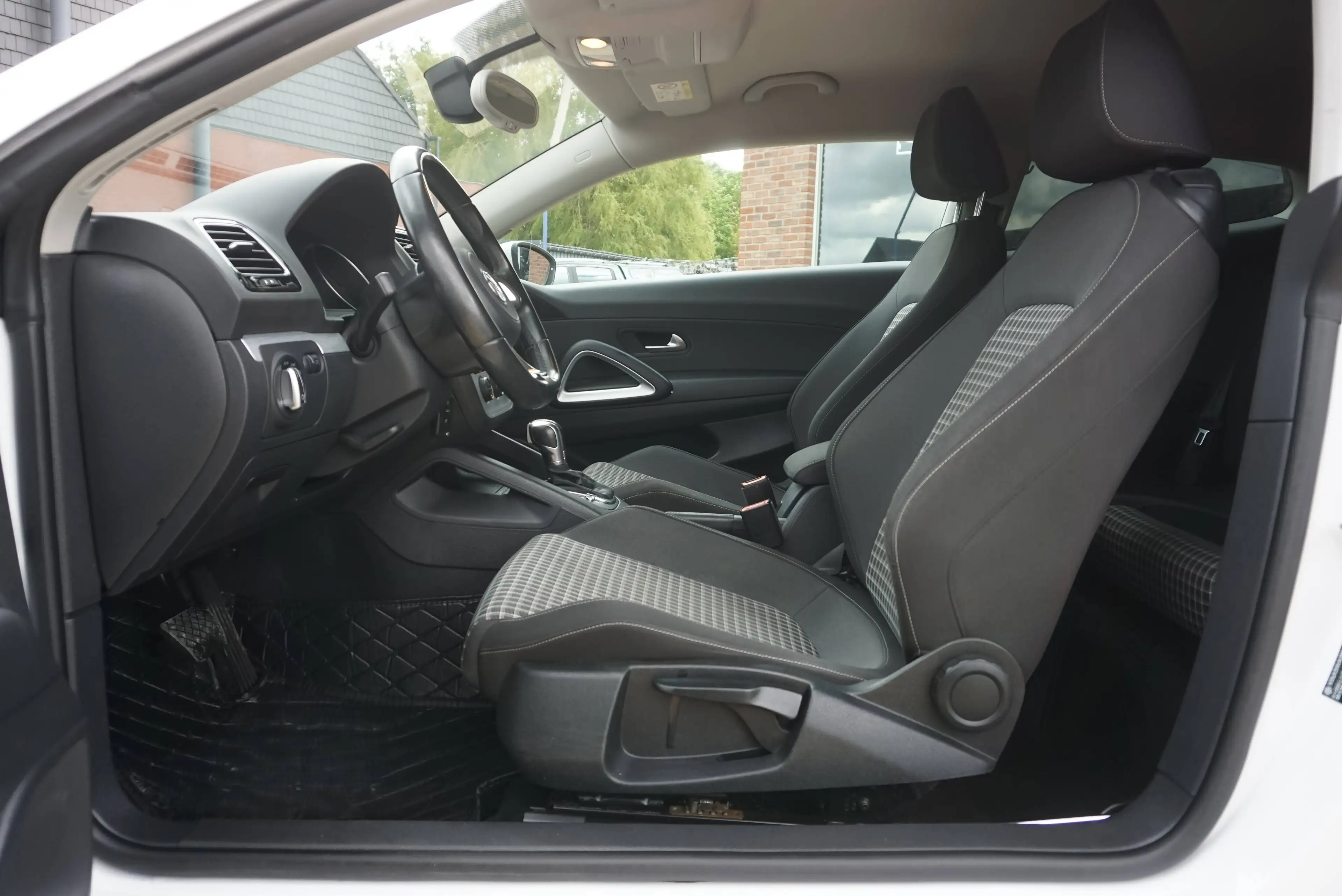 Volkswagen Scirocco 2.0 TSI DSG6 BI-XENON PDC CLIMTRONIC CARNET COMPLET — photo 9