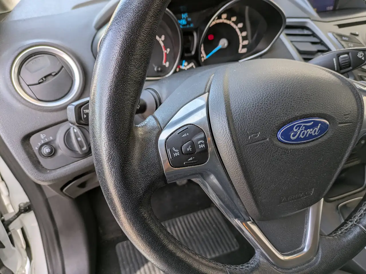 Ford Fiesta 3 portes — photo 5