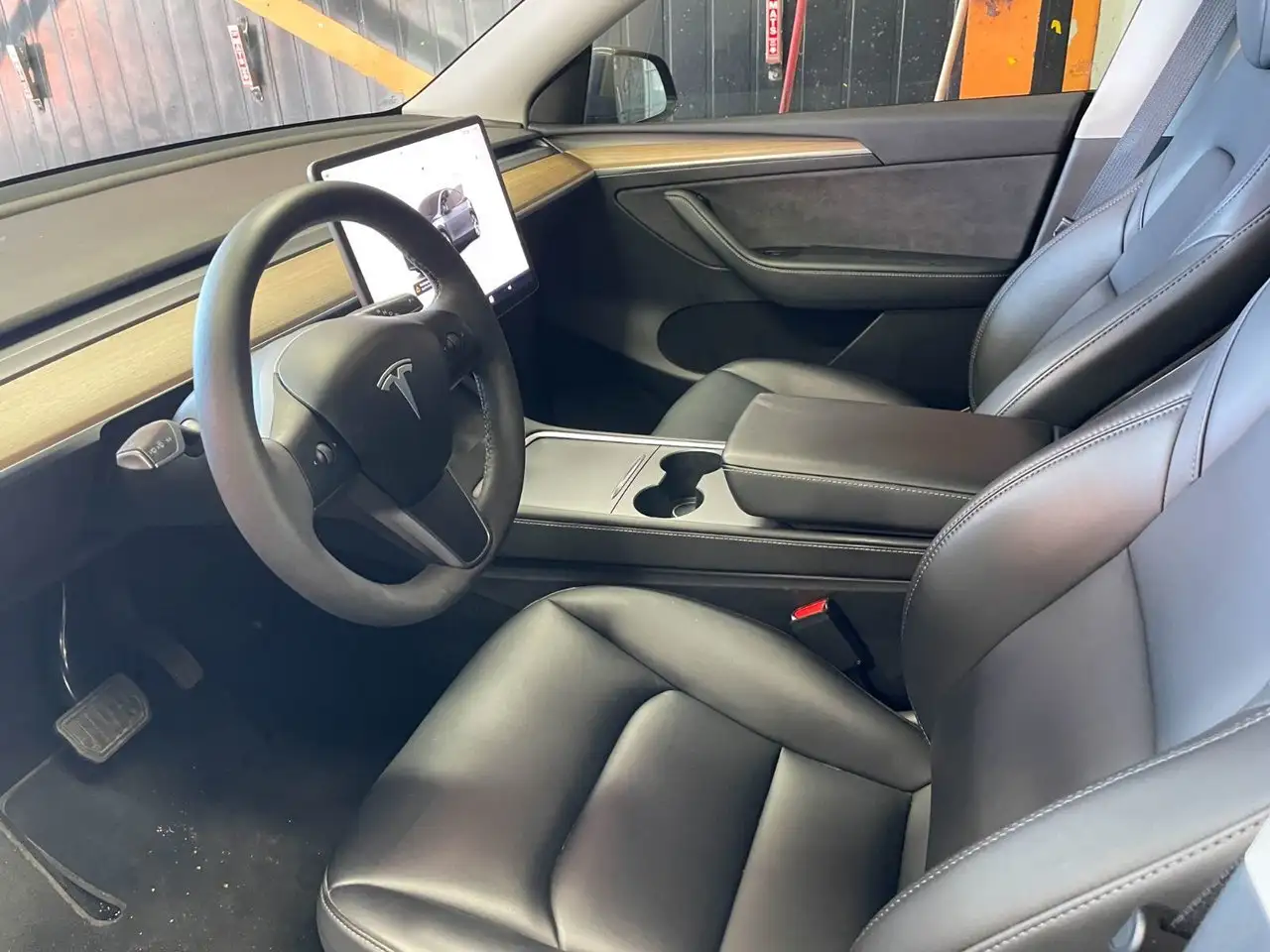 Tesla Model Y снимка Tesla Model Y