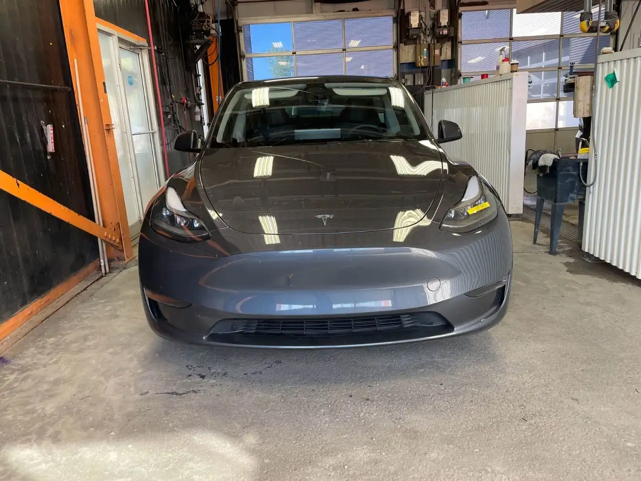 Tesla Model Y снимка Tesla Model Y