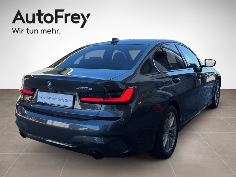 BMW 330 e — photo 4