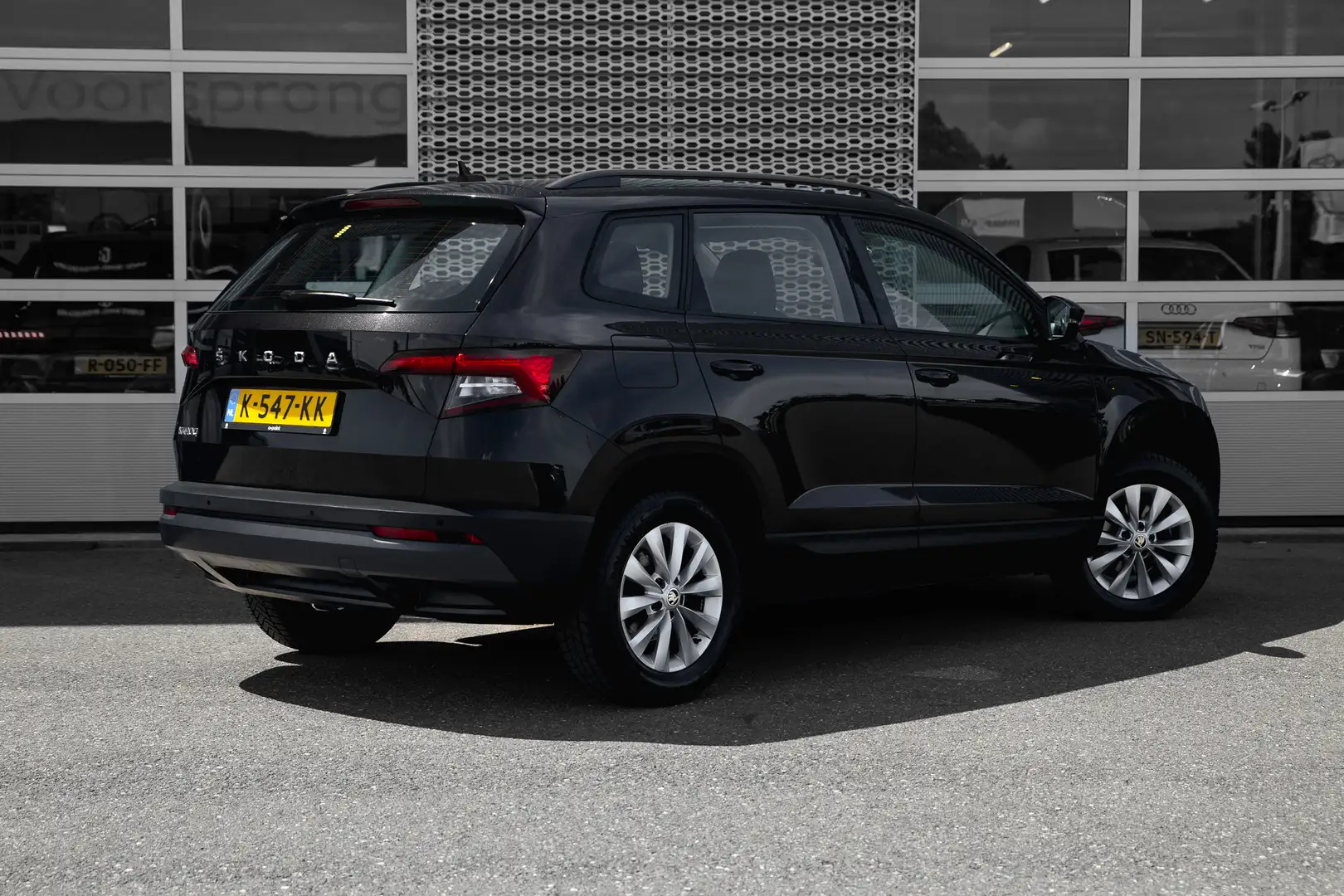 Skoda Karoq 1.5 TSI ACT Business Edition | Adapt. Cruise | Sto Zwart - 2