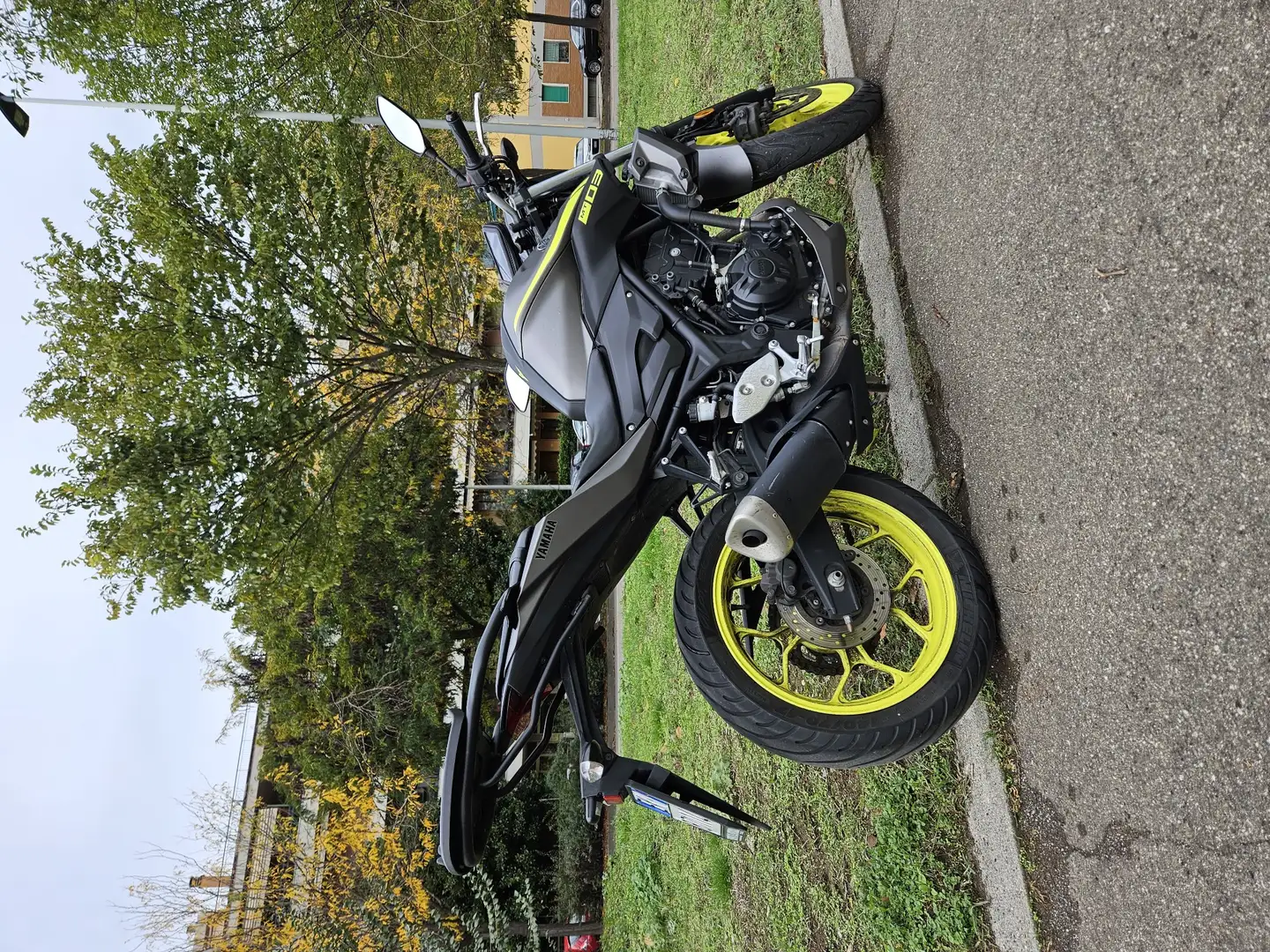 Yamaha MT-03 Schwarz - 2
