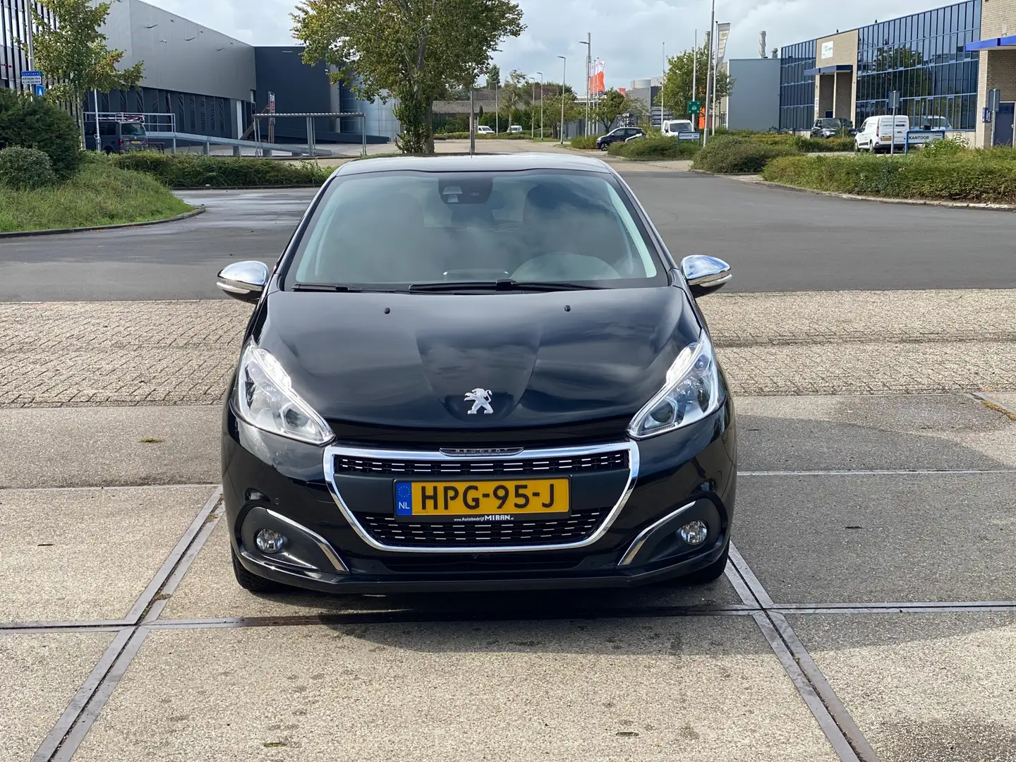 Peugeot 208 1.2 Benzine Automaat Turbo 110PK Lage km Garantie Zwart - 2