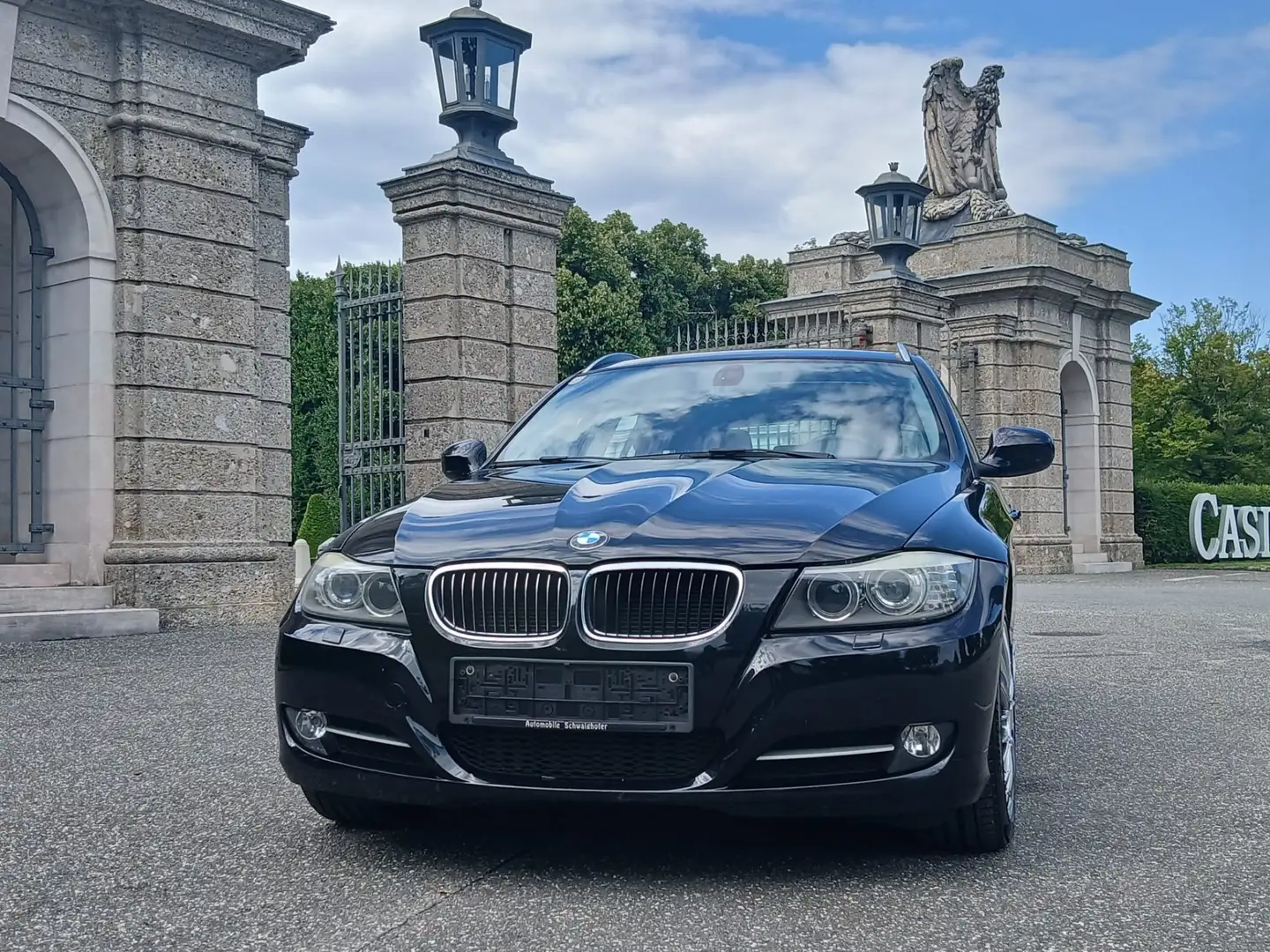 BMW 320 320d xDrive*VOLLLEDER*PICKERL NEU*PANORAMADACH AHK Schwarz - 2