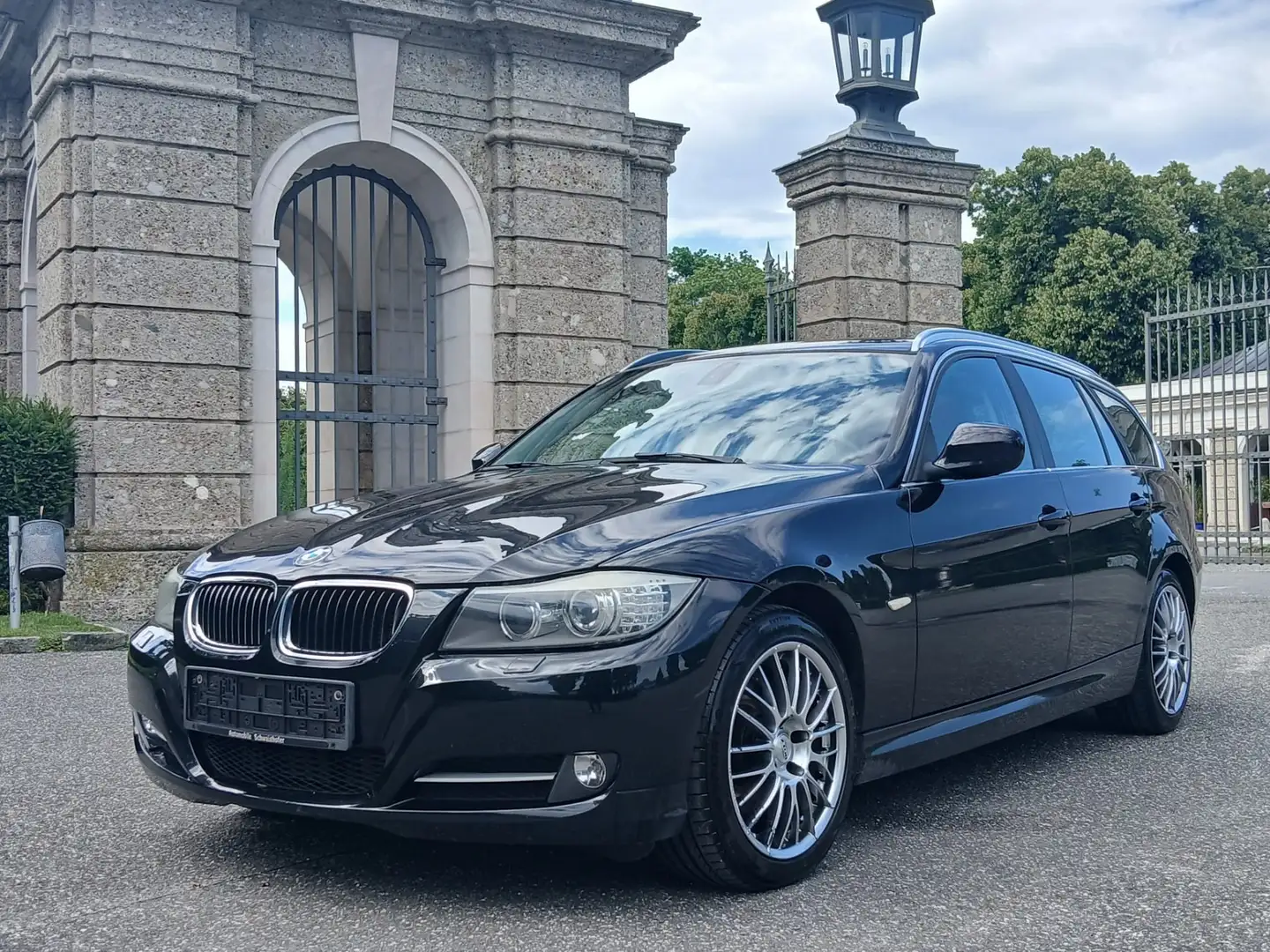 BMW 320 320d xDrive*VOLLLEDER*PICKERL NEU*PANORAMADACH AHK Schwarz - 1