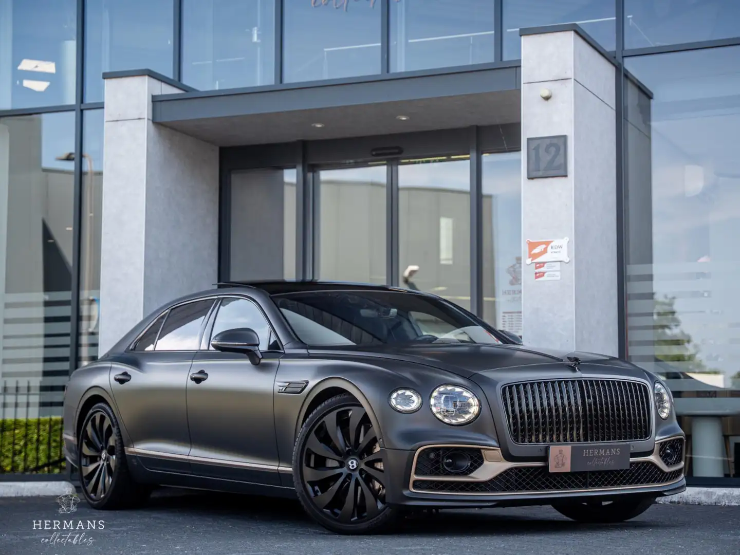 Bentley Flying Spur 4.0 V8 First Edition / Rotating / Pano / Massage Grijs - 1