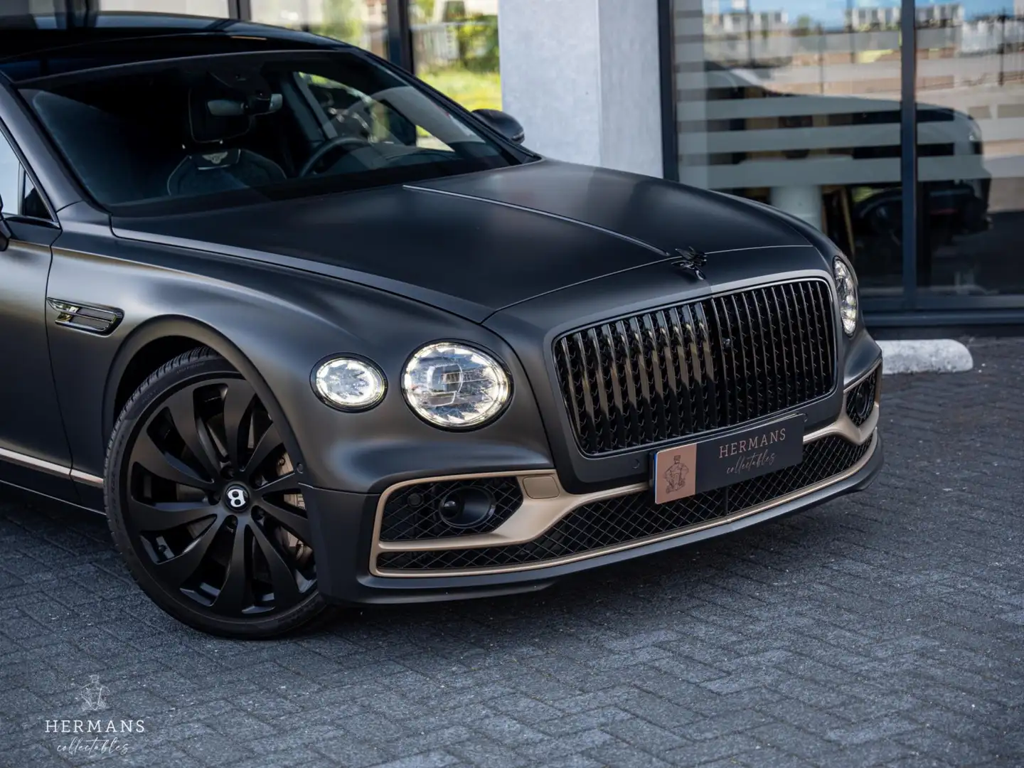Bentley Flying Spur 4.0 V8 First Edition / Rotating / Pano / Massage Grijs - 2
