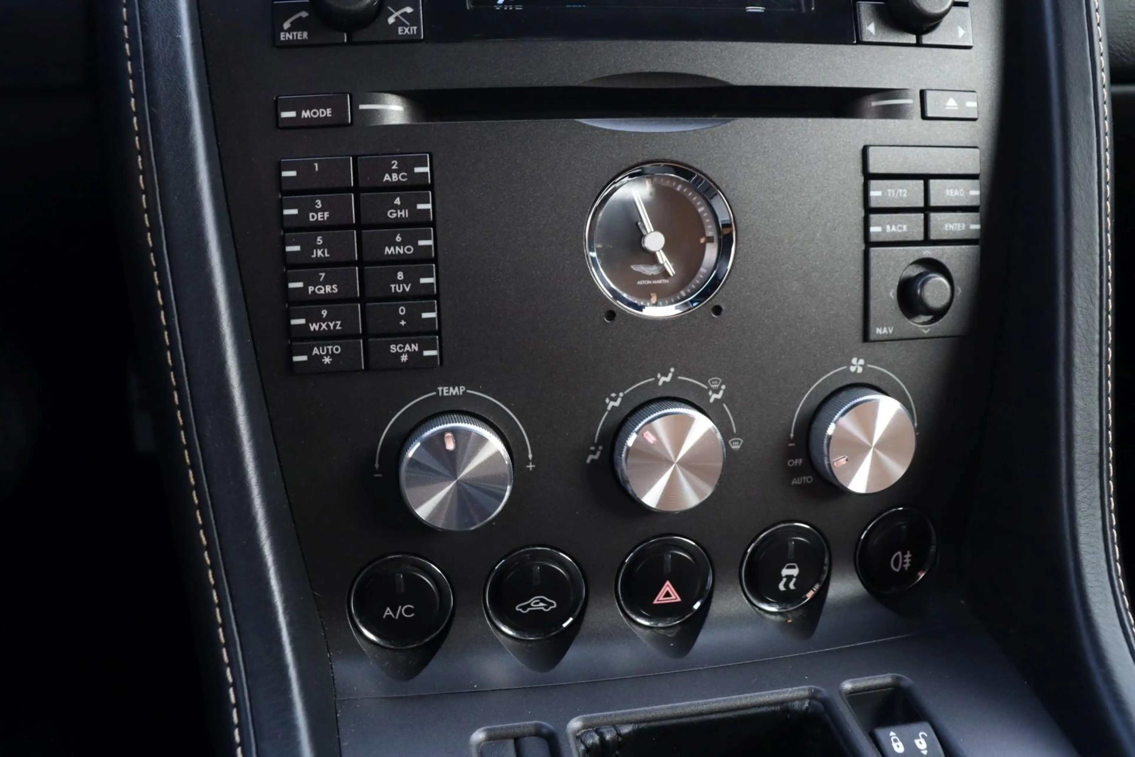 Aston Martin V8 Roadster +DEUTSCH+MEMORY+SITZHEIZUNG+ — photo 15