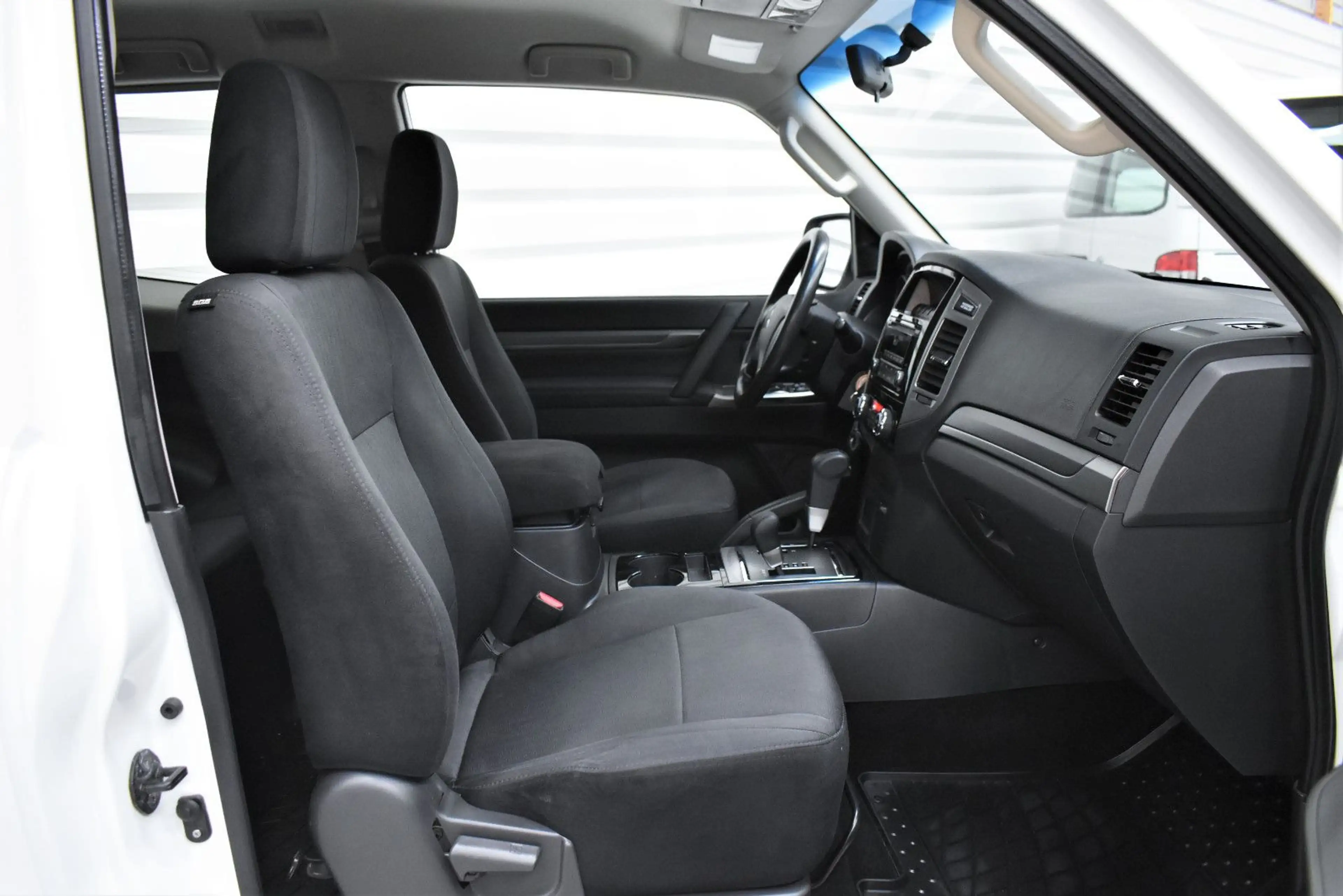 Mitsubishi Pajero 3.2 DI-D Basis+Nur.56.500km+1.Hand+AHK — photo 11