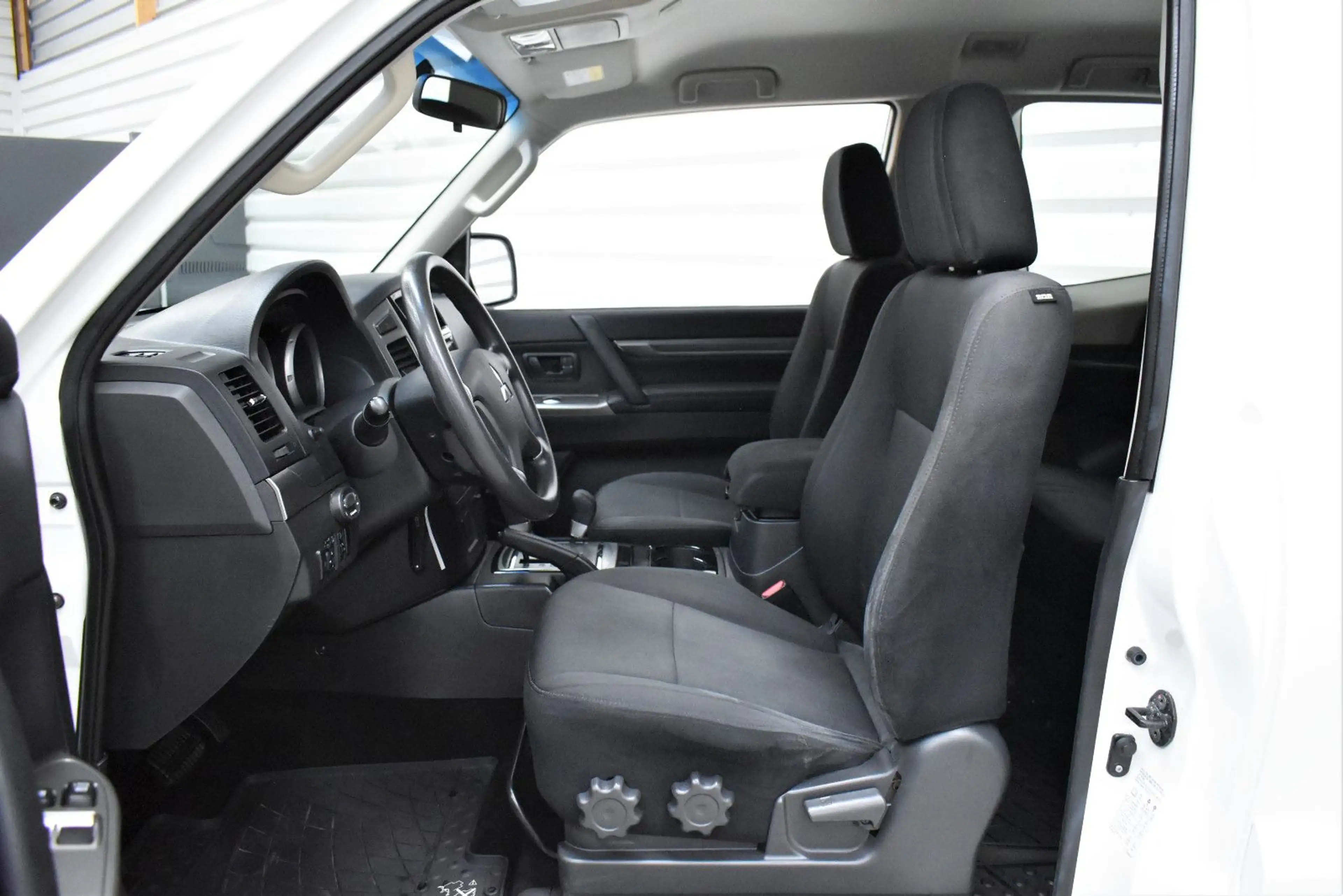 Mitsubishi Pajero 3.2 DI-D Basis+Nur.56.500km+1.Hand+AHK — photo 9