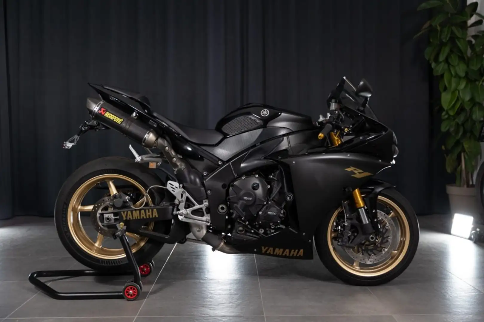 Yamaha YZF-R1 Big Bang Nero Oro Nero - 1