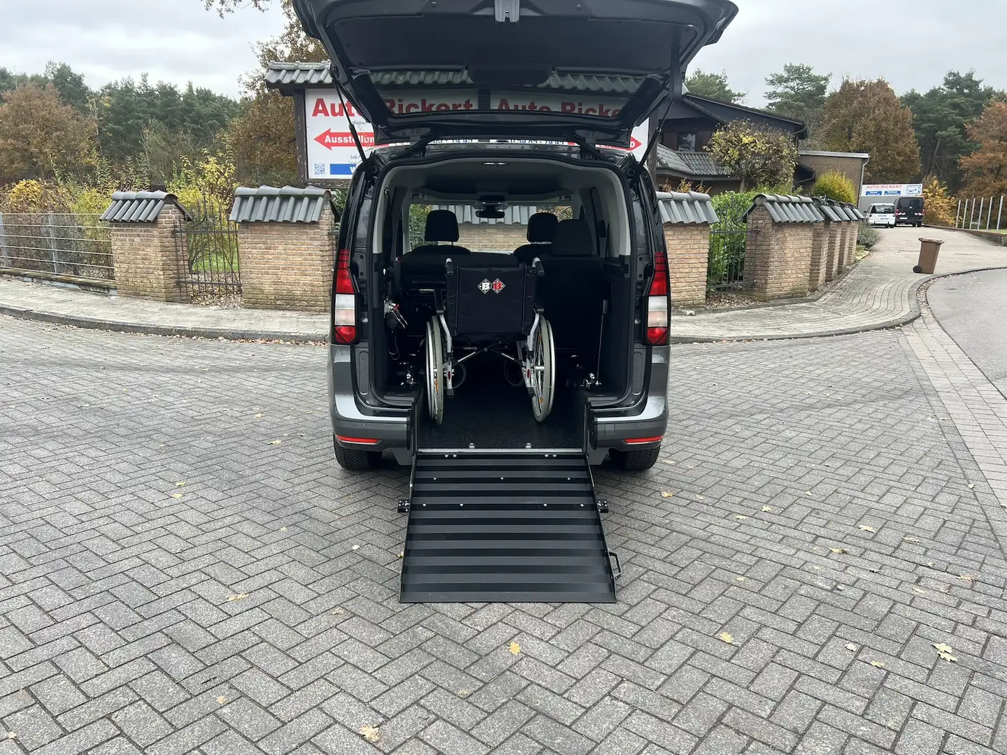 Volkswagen Caddy mit neuem Rollstuhlumbau, Klima,Tempomat Schwarz - 2