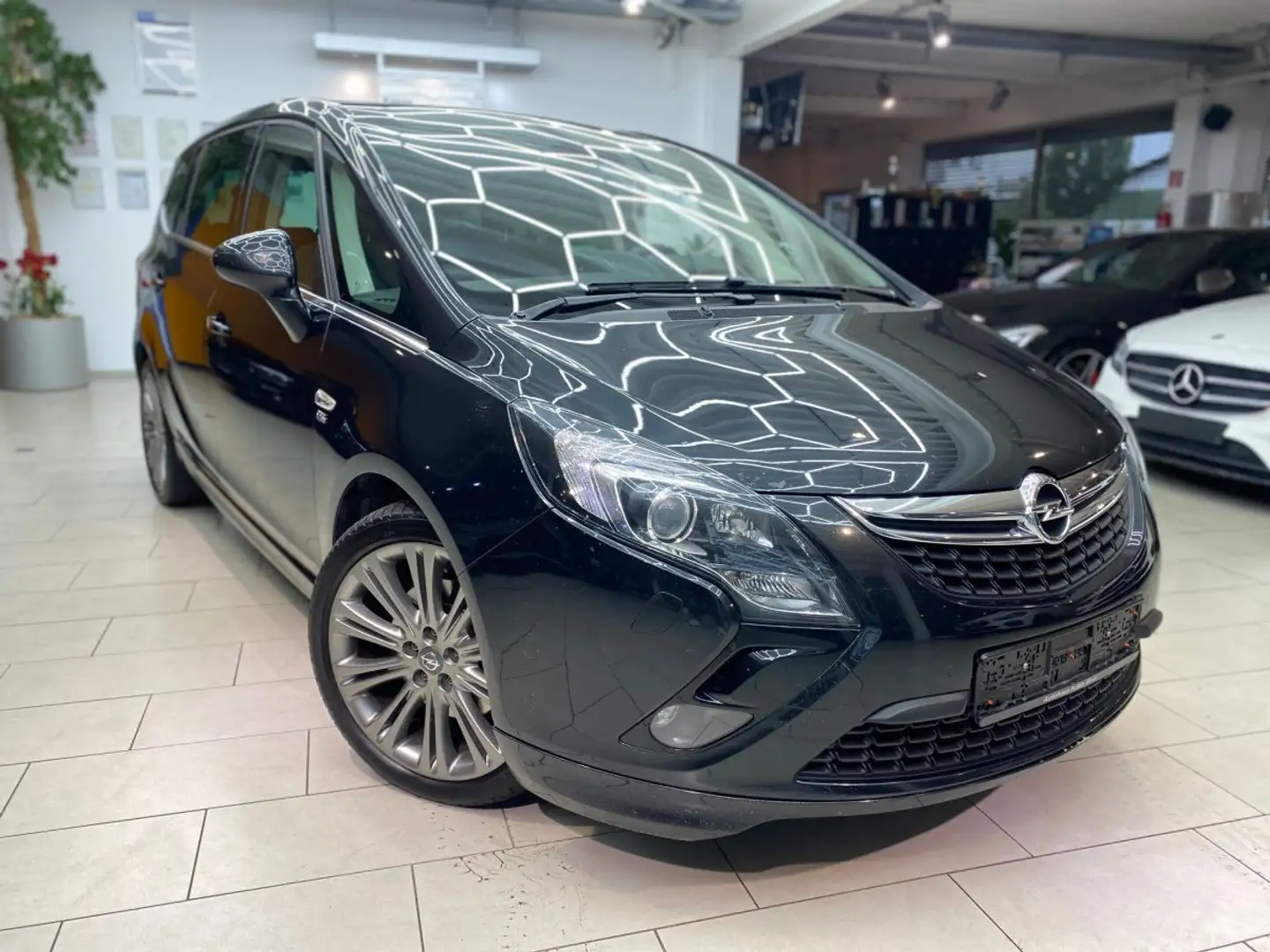 Opel Zafira Tourer 2.0 CDTI Innovation 7-Sitzer Standhzg RueFaKa Navi Schwarz - 1