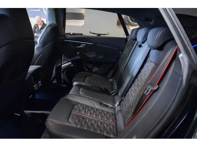 Audi RS Q8 view 9