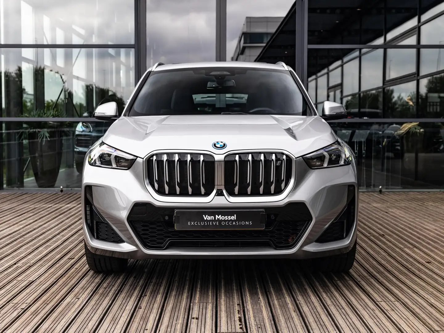 BMW iX1 xDrive30 Launch Edition 67 kWh | M-SPORT | STOELME Gris - 2