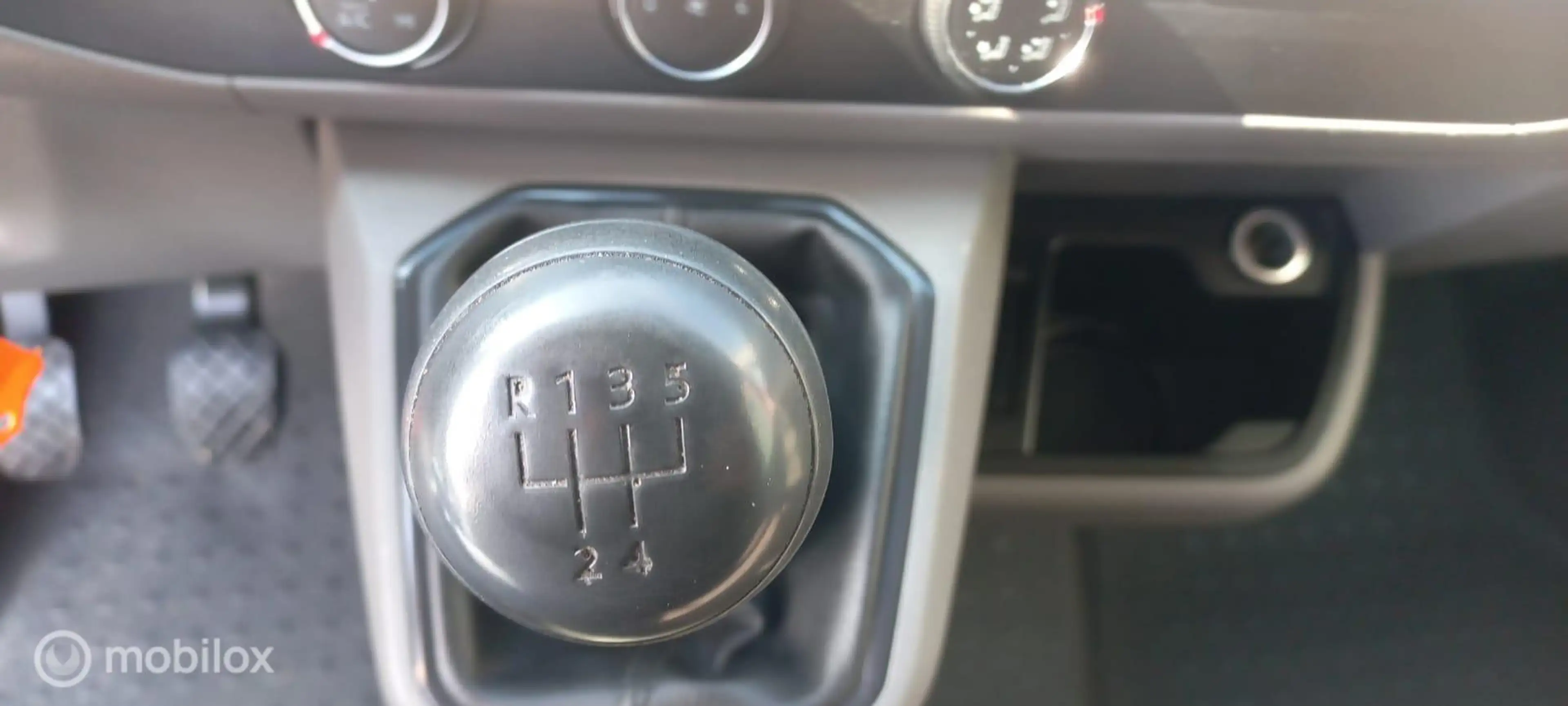 Volkswagen T6.1 Transporter 2.0 TDI L2H1 28 — photo 11