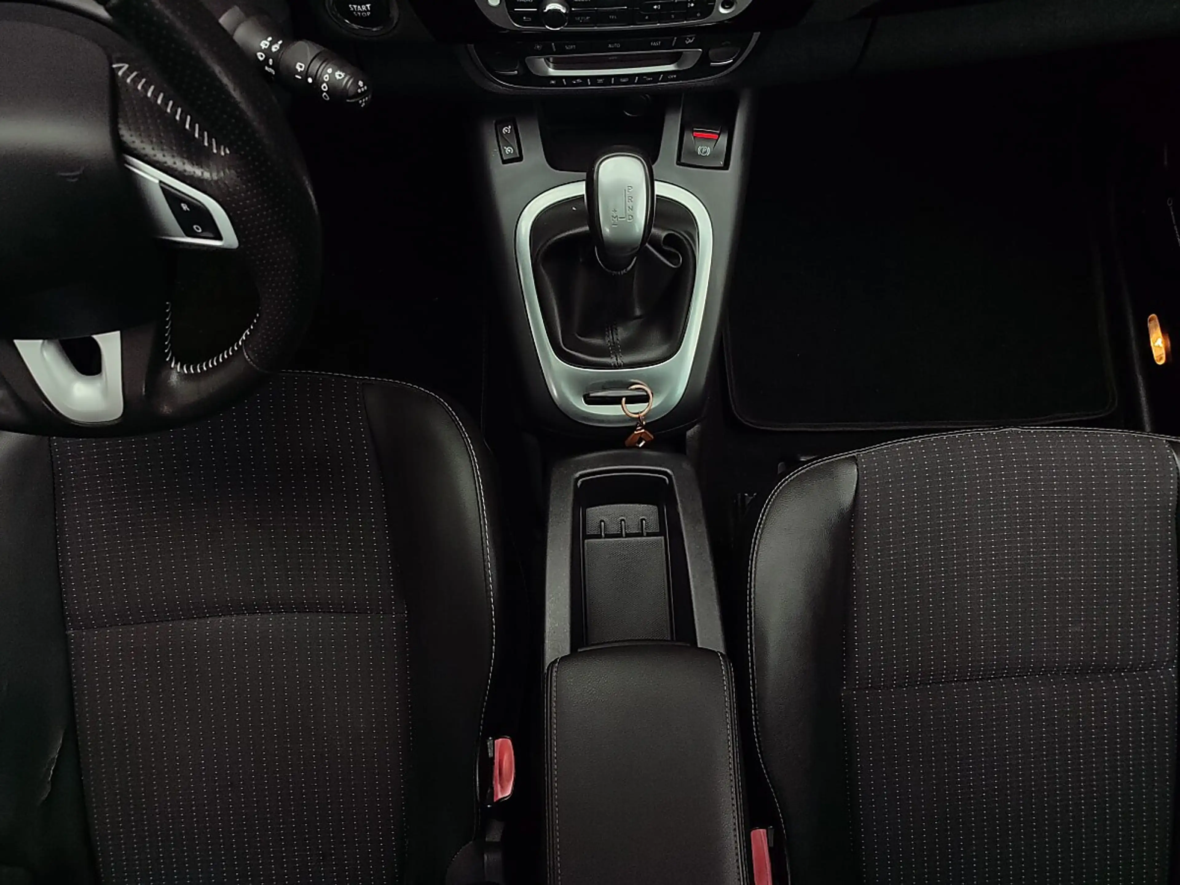 Renault Scenic Scénic dCi 110 EDC Bose Edition — photo 11