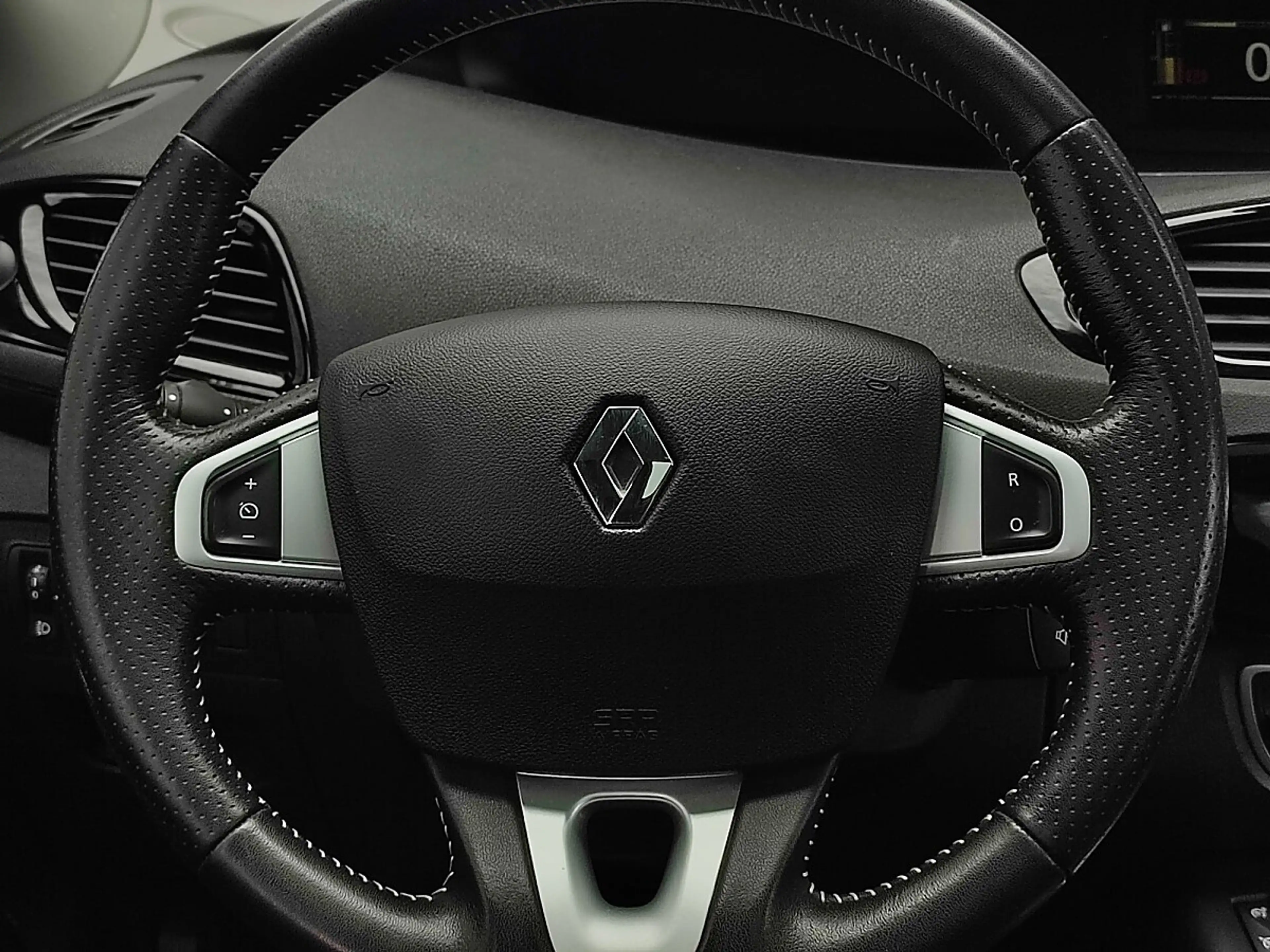 Renault Scenic Scénic dCi 110 EDC Bose Edition — photo 8
