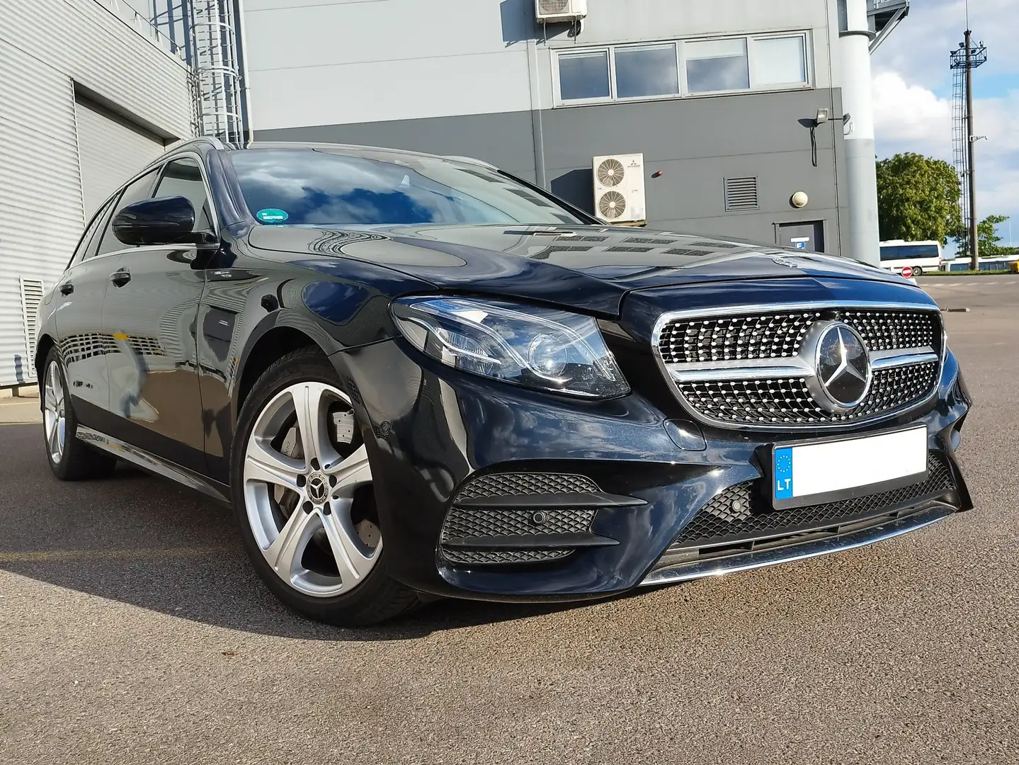 Mercedes-Benz E 400 E 400 d 4Matic T 9G-TRONIC AMG Line Noir - 1