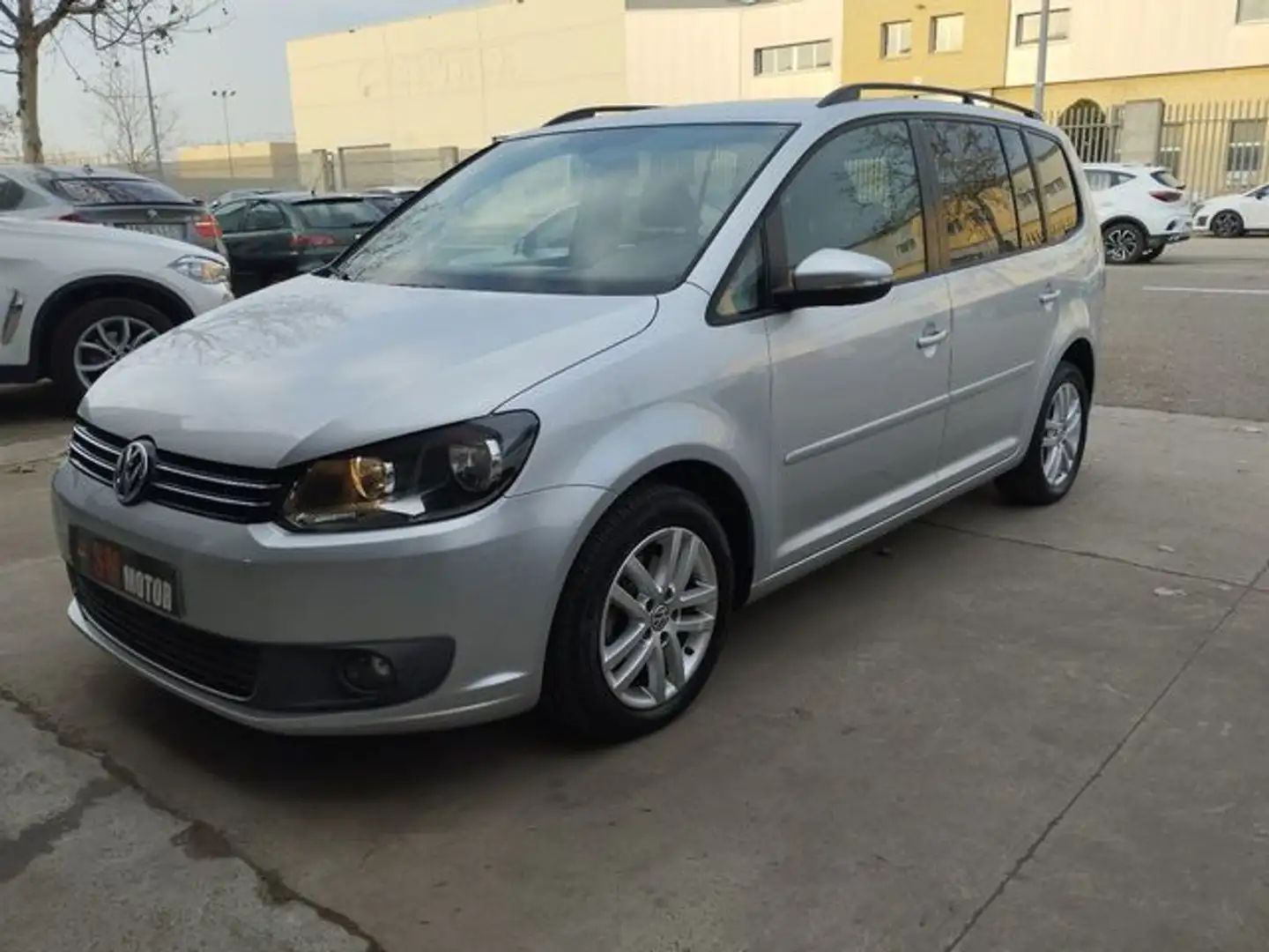 Volkswagen Touran 1.6TDI Advance 105 Plateado - 2