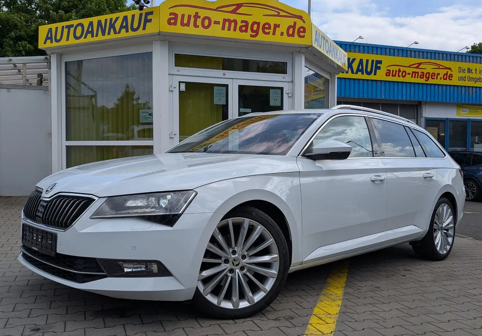 Skoda Superb Combi*Memo*Pano*BiXen*RKam*DCC*AHK*CarPlay Weiß - 1