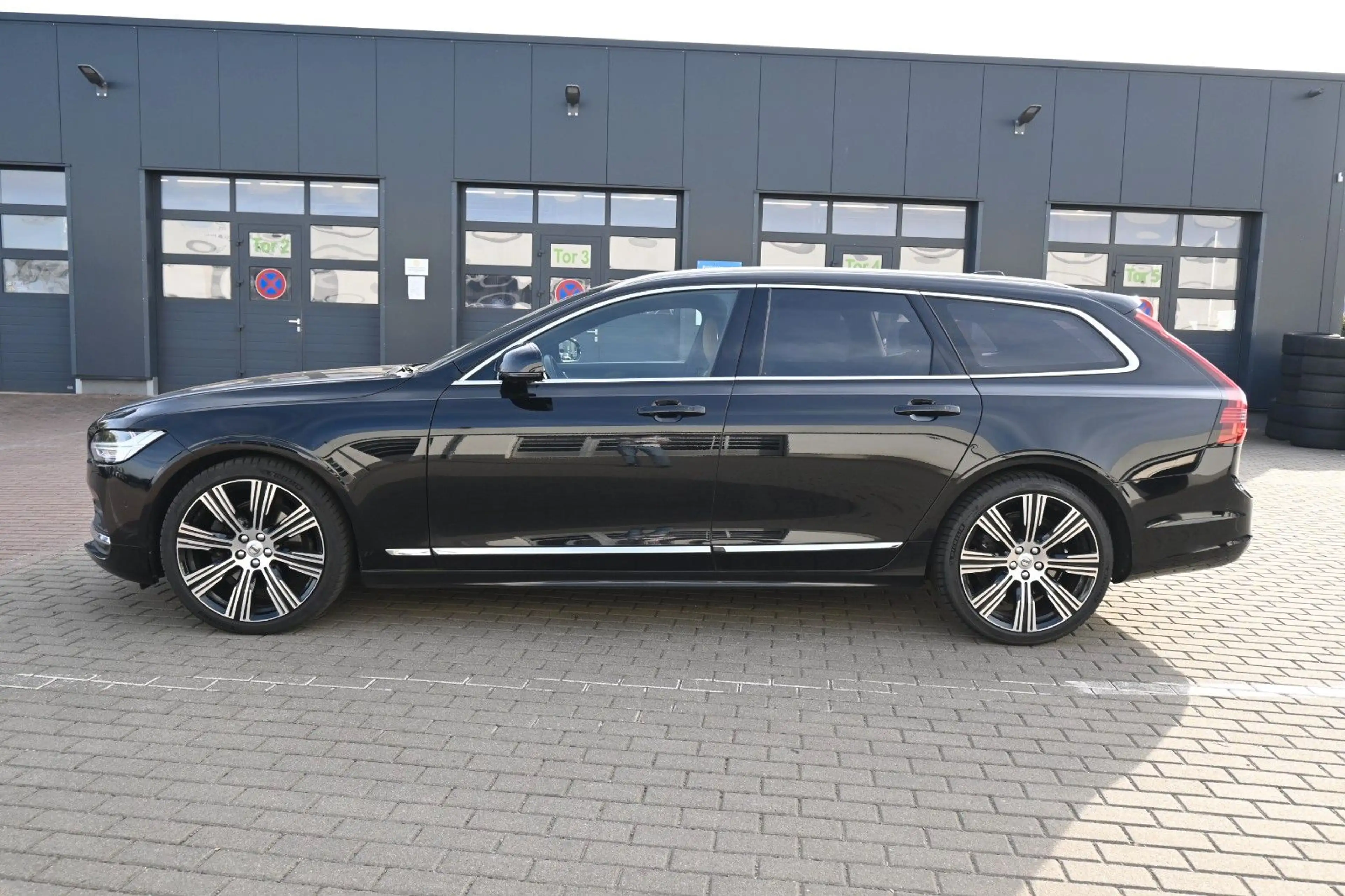 Volvo V90 B4 D Plus Bright*STDHZG*360°*PANO*ACC*AHK — photo 2