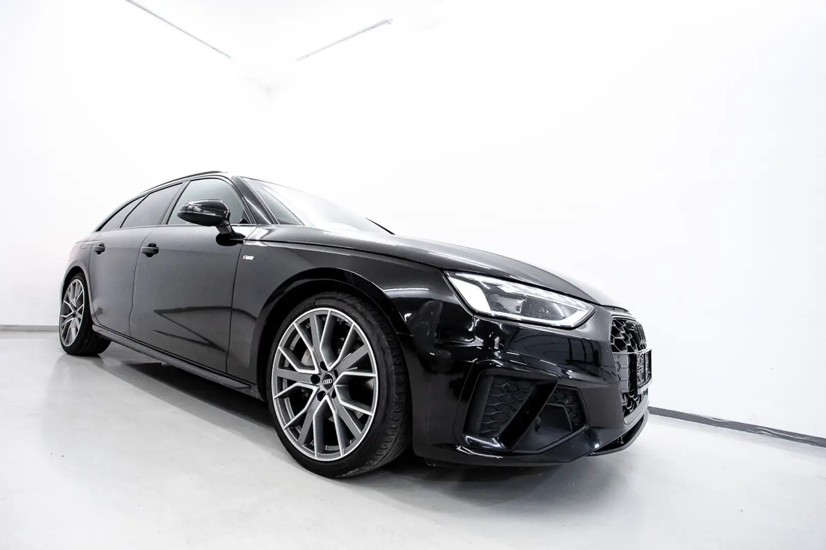 Audi A4 Avant 40 TDI quattro S-tronic | LED | AHK Schwarz - 1