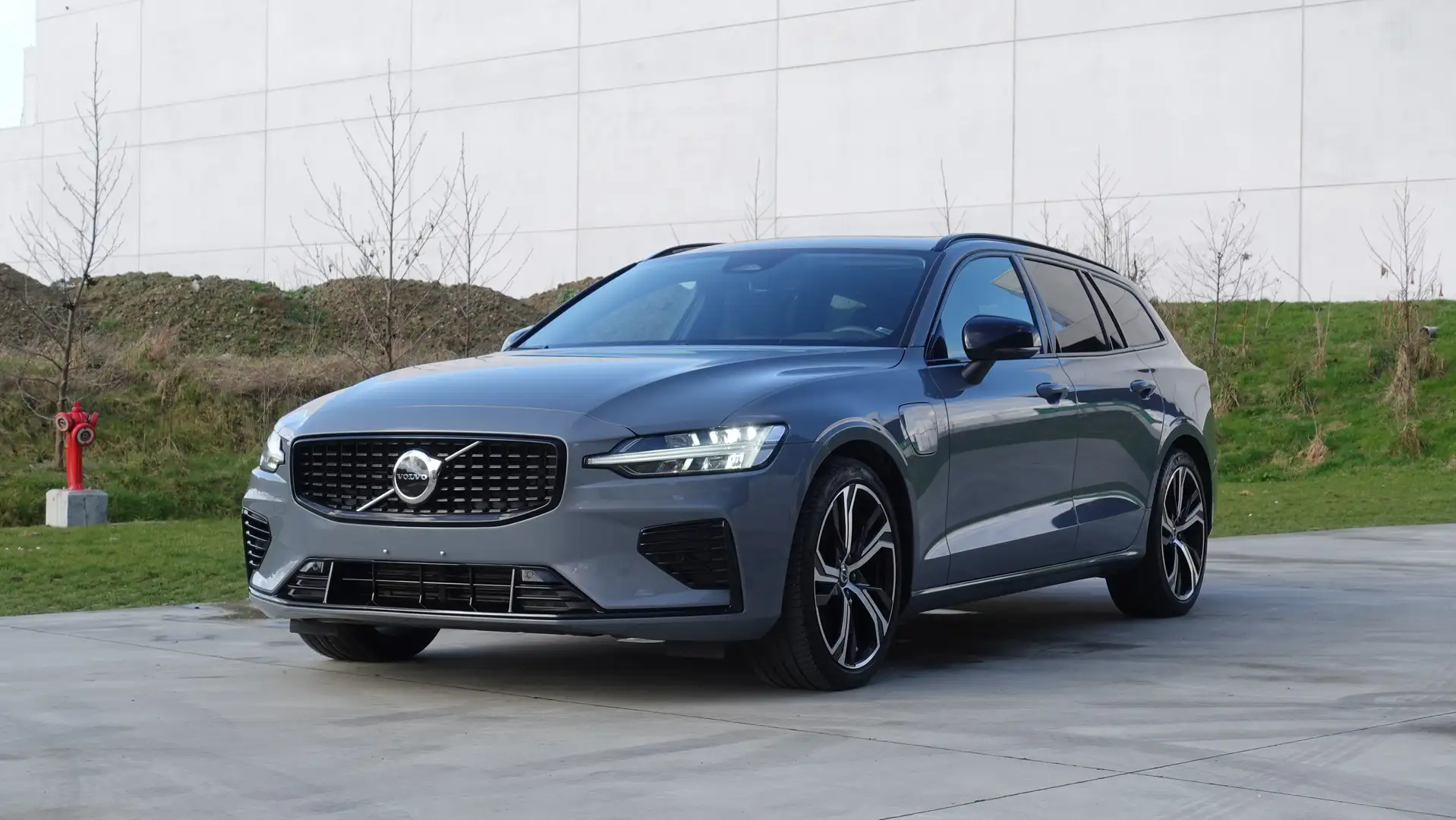 Volvo V60 2.0 T8 AWD Long Recharge GT Plus Dark Full Option Šedá - 1