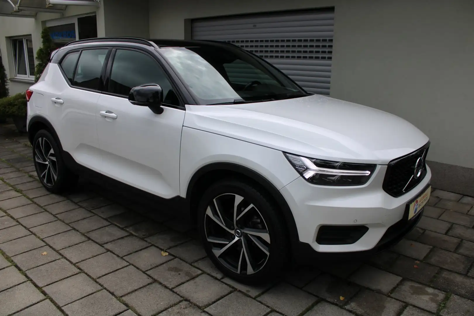 Volvo XC40 D4 AWD Geartronic R-Design LED Navigation Alcantar Weiß - 1