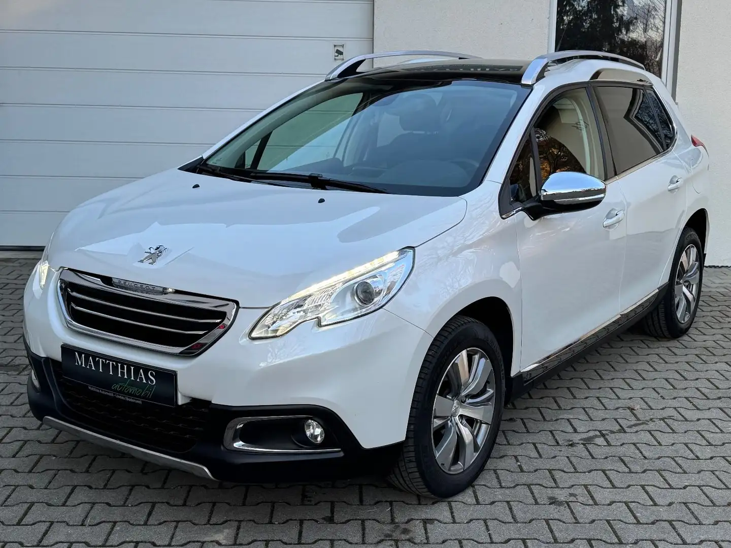 Peugeot 2008 Allure/Panorama/Navi/Sportsitze/PDC/Bluetoo Weiß - 1