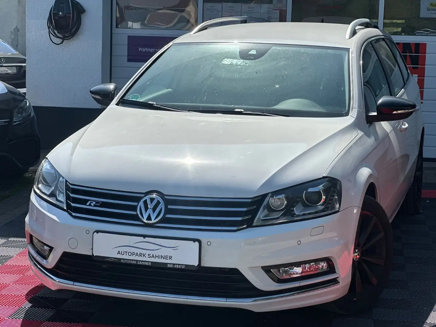 Volkswagen Passat Variant PASSAT VARIANT / 4MOTION / R-LINE Weiß - 1