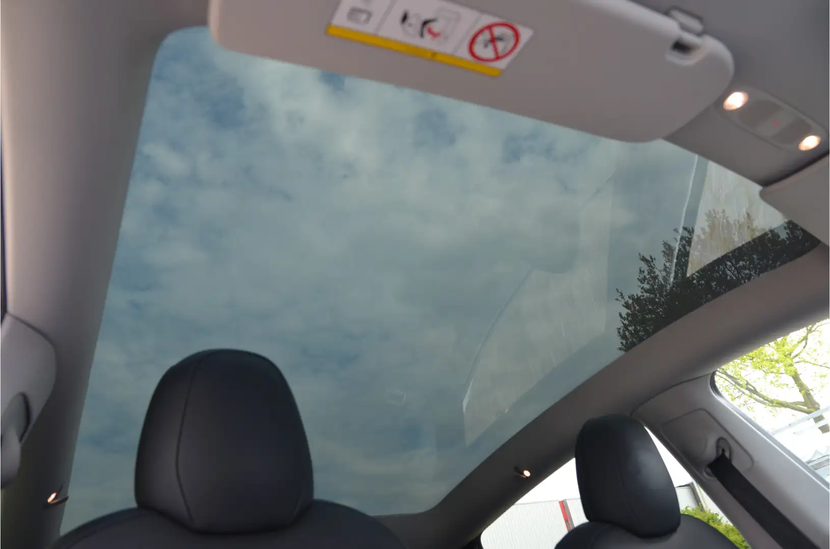 Tesla Model Y Long Range AWD 75 kWh AutoPilot Wit - 2