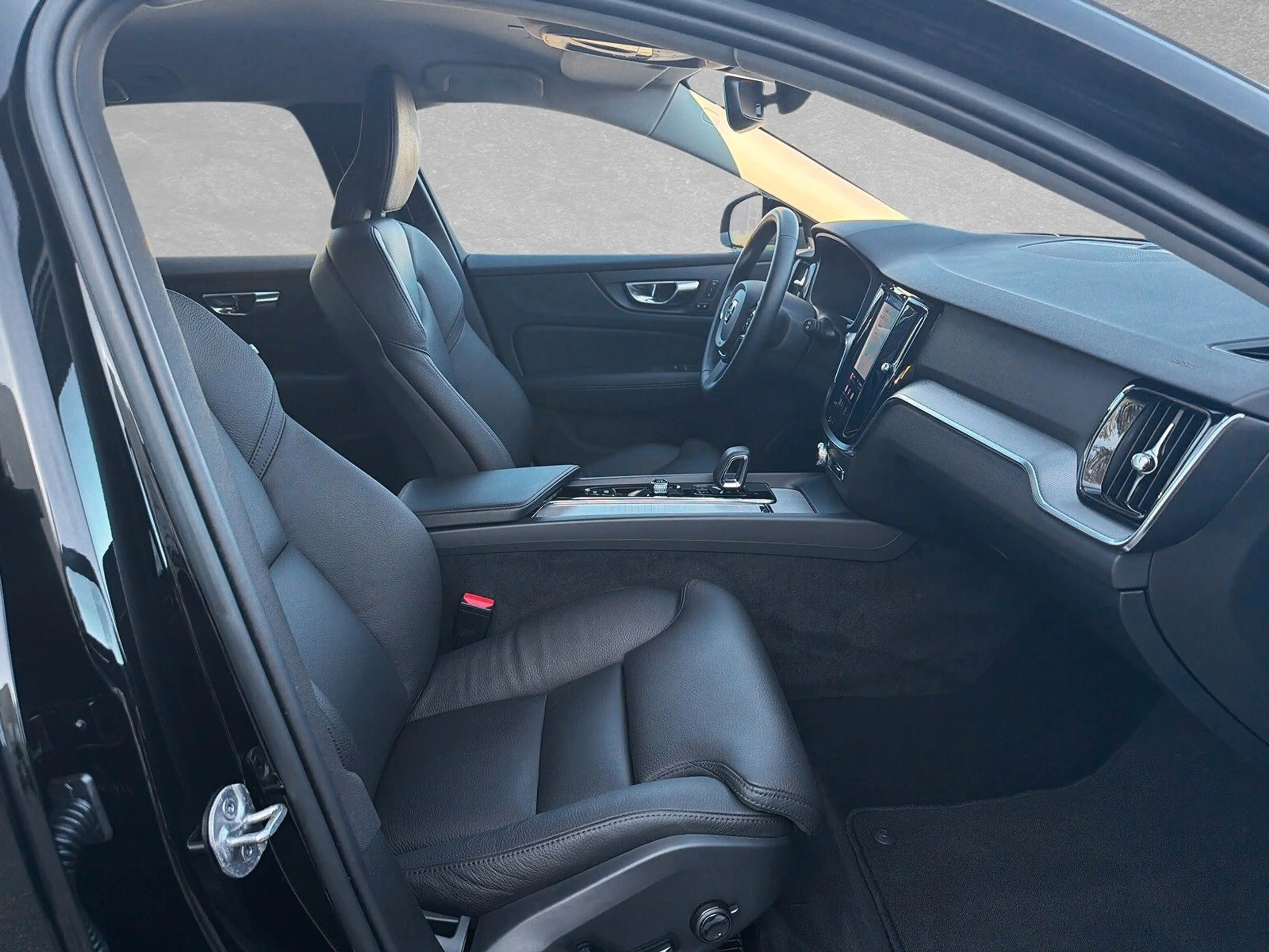 Volvo V60 B4 Mild Hybrid Plus Dark AHK LED — photo 4