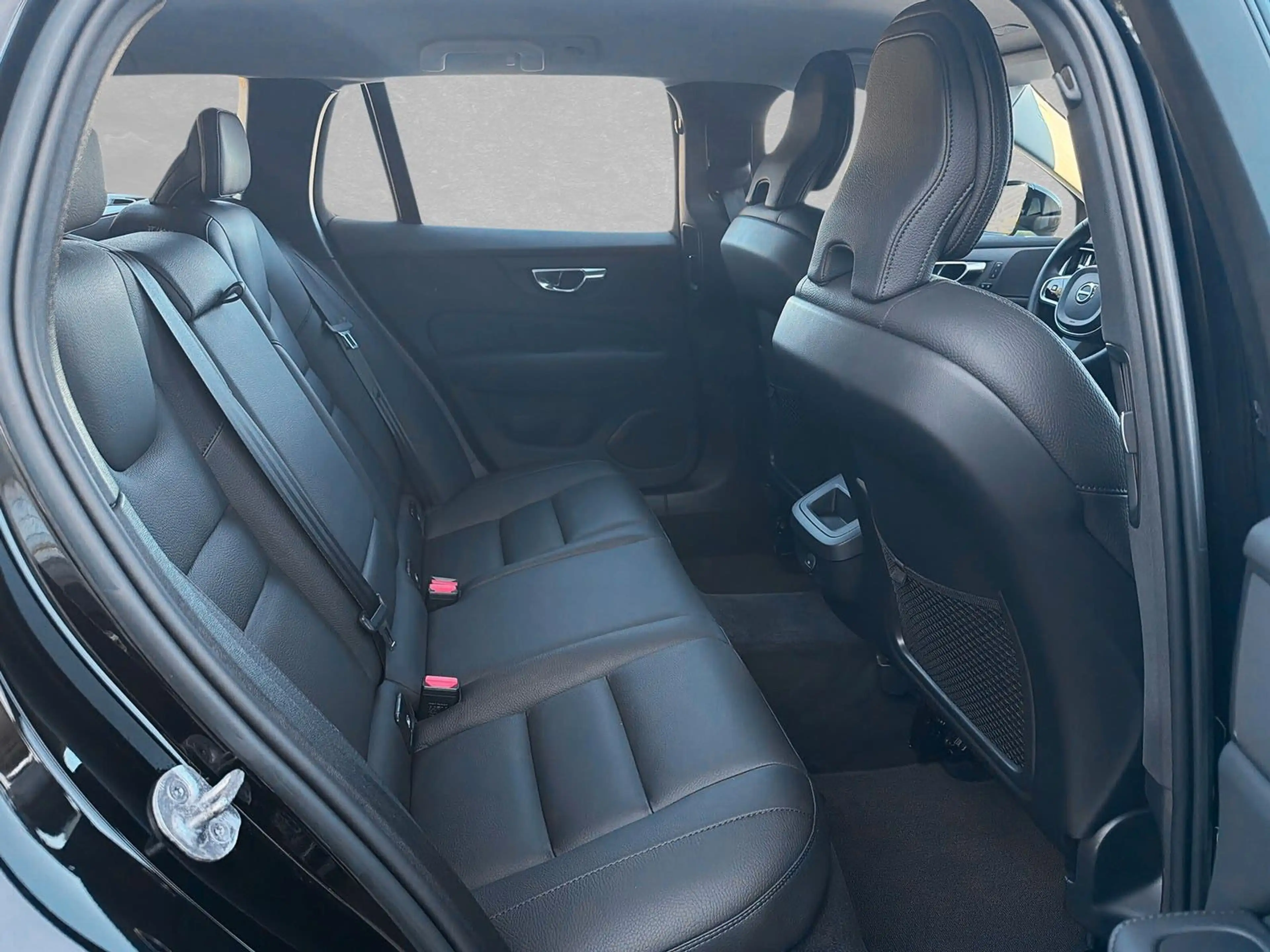 Volvo V60 B4 Mild Hybrid Plus Dark AHK LED — photo 5