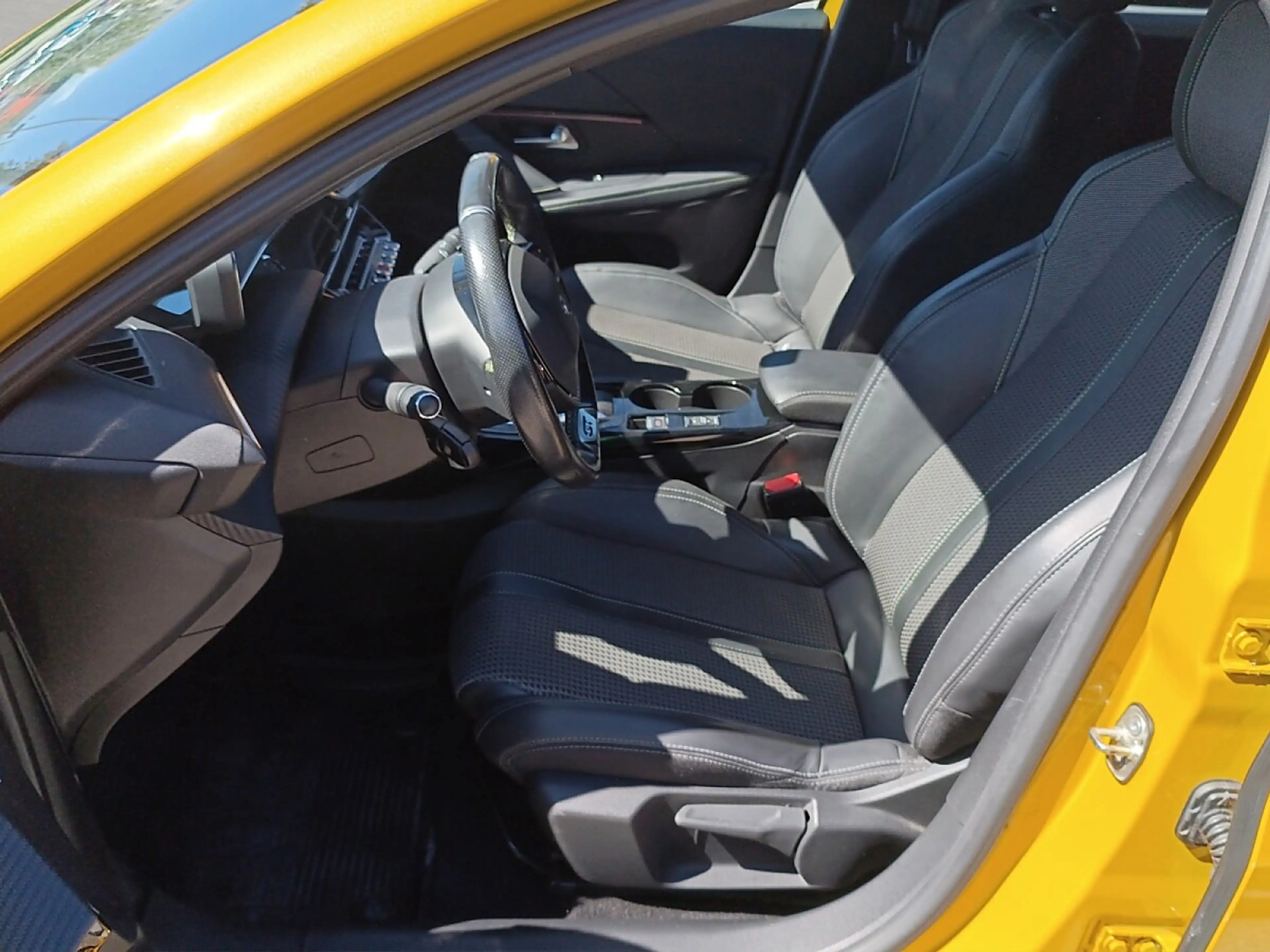 Peugeot e-208 50kWh GT — photo 9