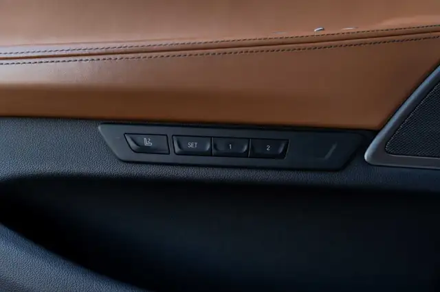 BMW 7 Series view 9
