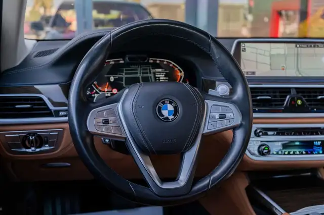 BMW 7 Series view 10