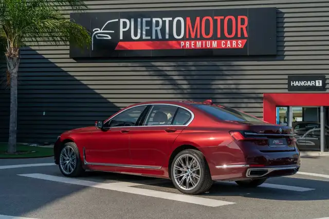 BMW 7 Series view 4