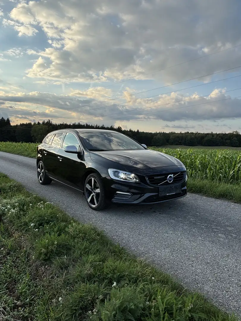 Volvo V60 D3 Momentum R-Design - 1