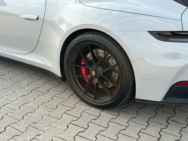Porsche 911 view 7
